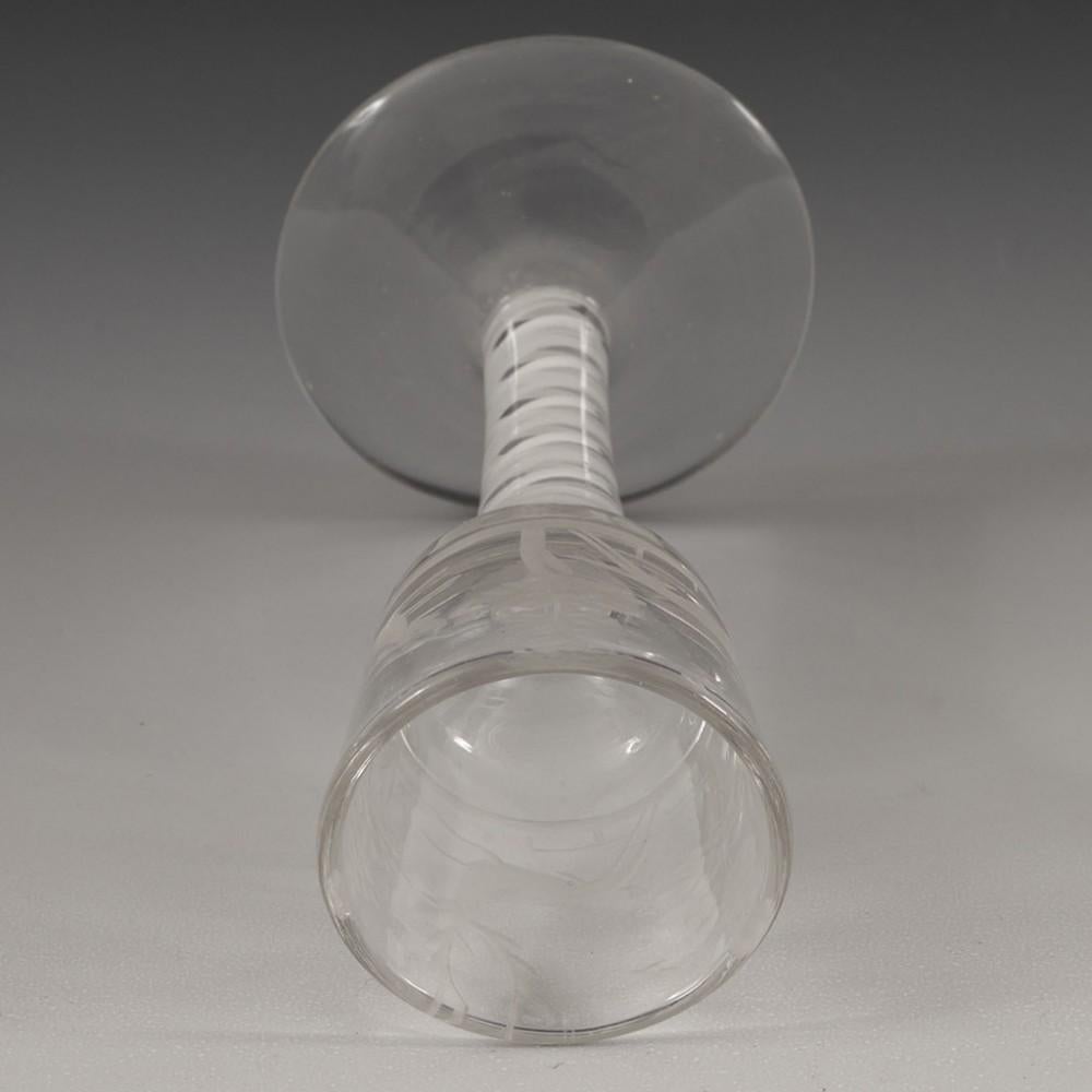 Kurzes graviertes, undurchsichtiges Weinglas mit Jagdszenen, Opaque Twist, um 1760 (Geblasenes Glas) im Angebot