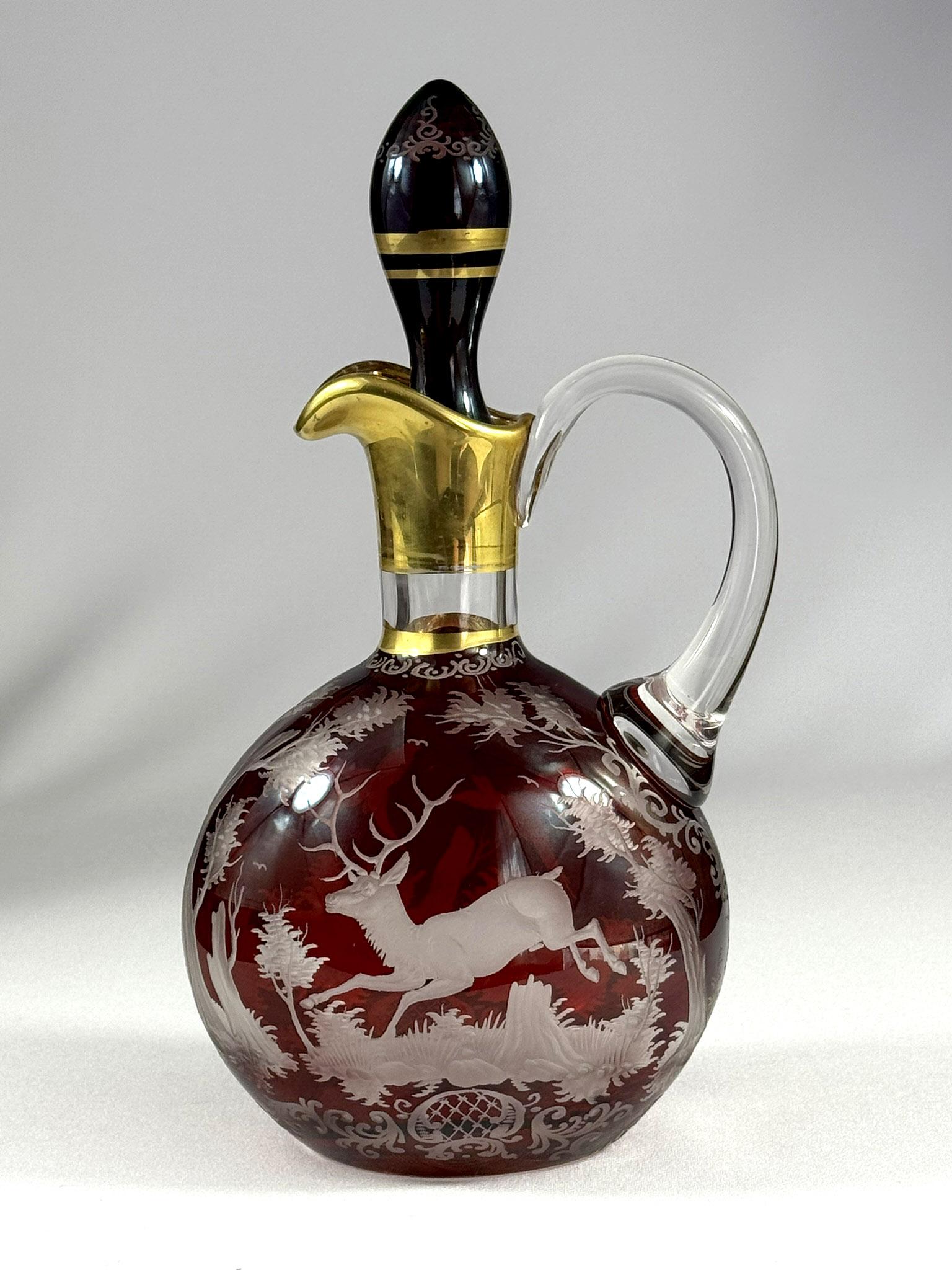 Cruche en verre gravé avec lazure rouge, motif de chasse gravé, cerf avec faisans, le tout complété par un décor ornemental et de la dorure. Verre de Bohème intact 20e siècle