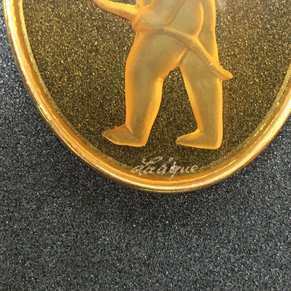 Pendentif gravé Lalique jaune à base métallique, poinçonné et suspendu de 2 pouces en vente 3