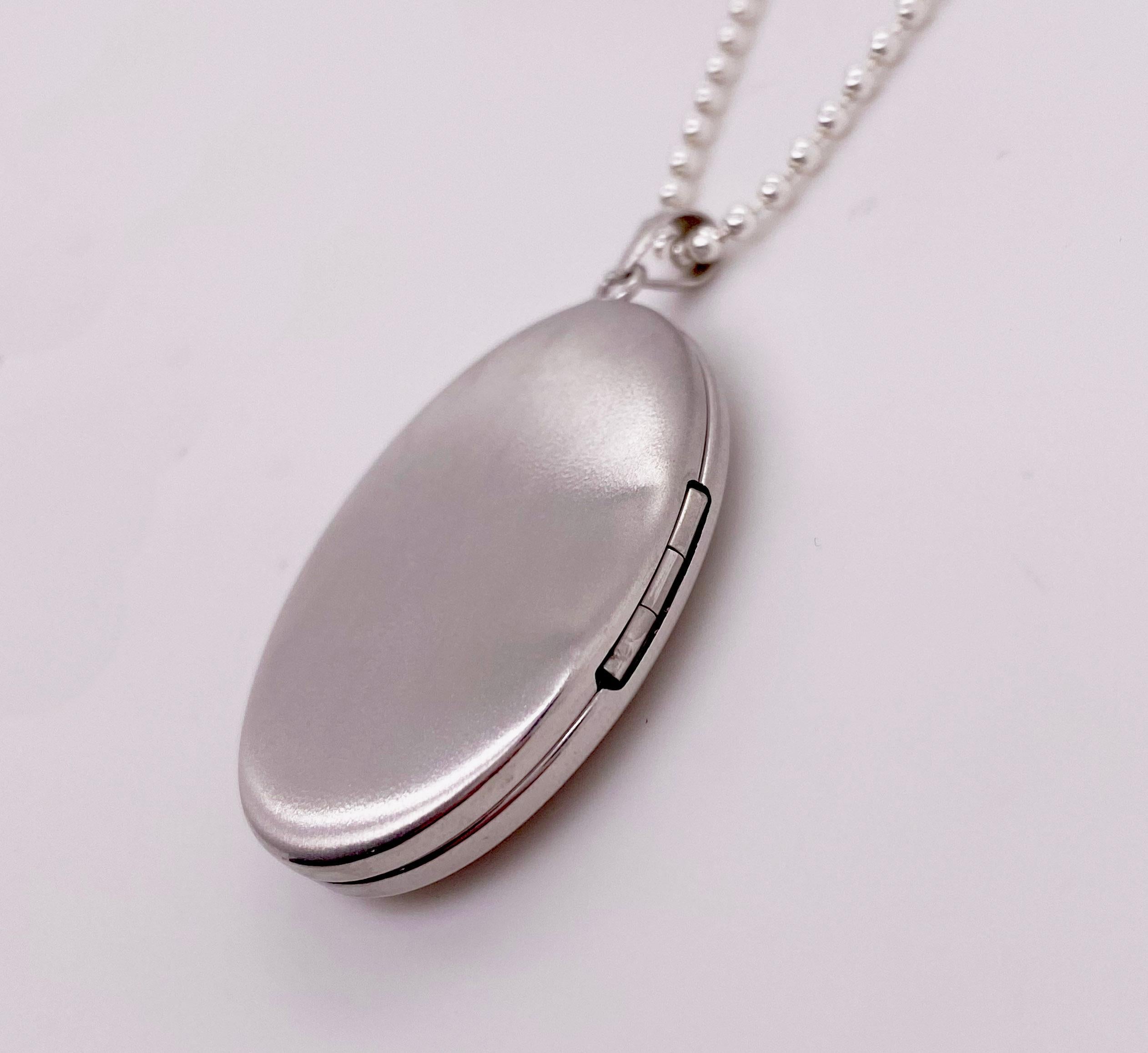 Contemporain Collier médaillon gravé avec urne pour contenir les cendres d'un être cher avec un diamant en vente