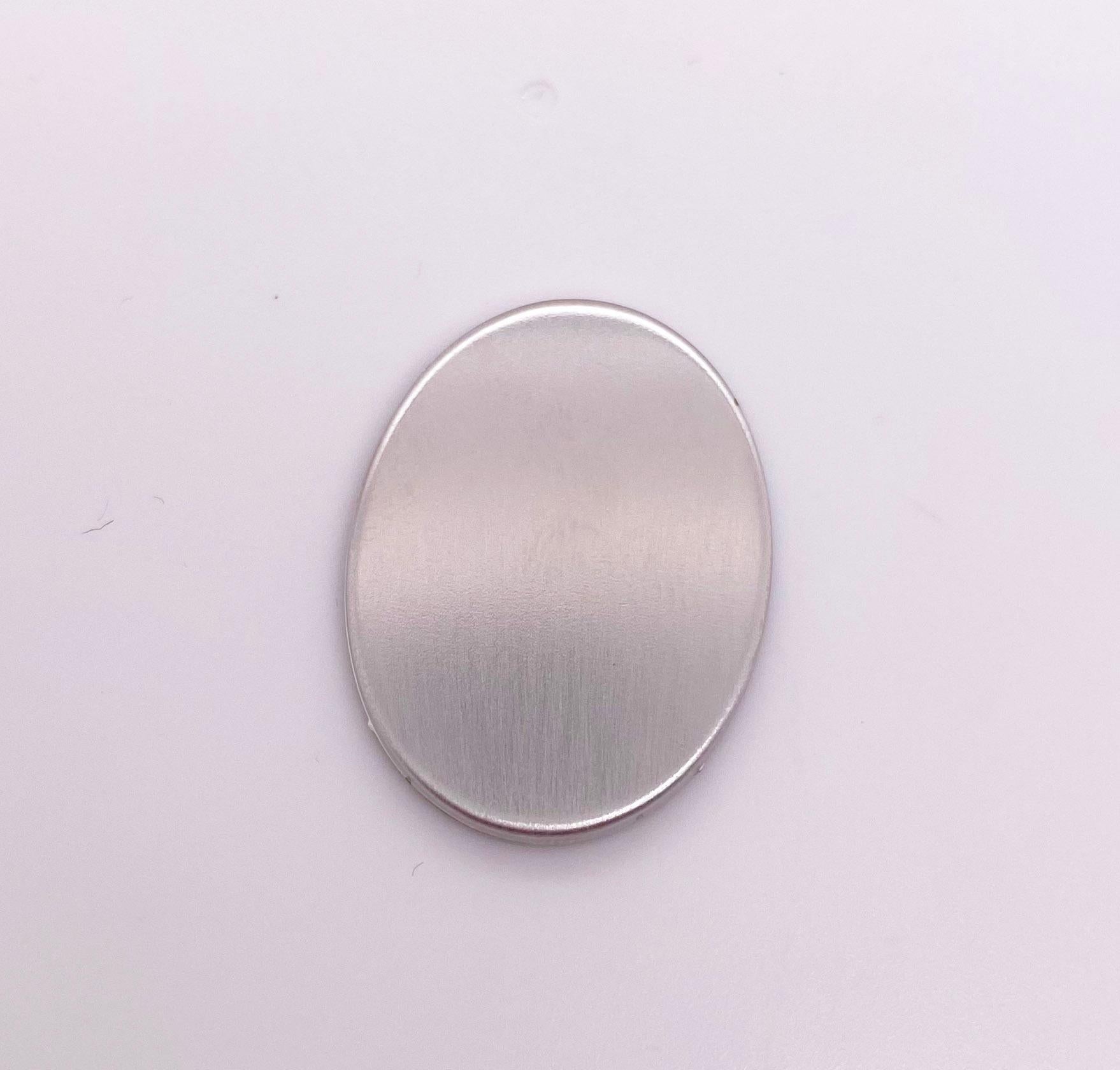 Taille ronde Collier médaillon gravé avec urne pour contenir les cendres d'un être cher avec un diamant en vente