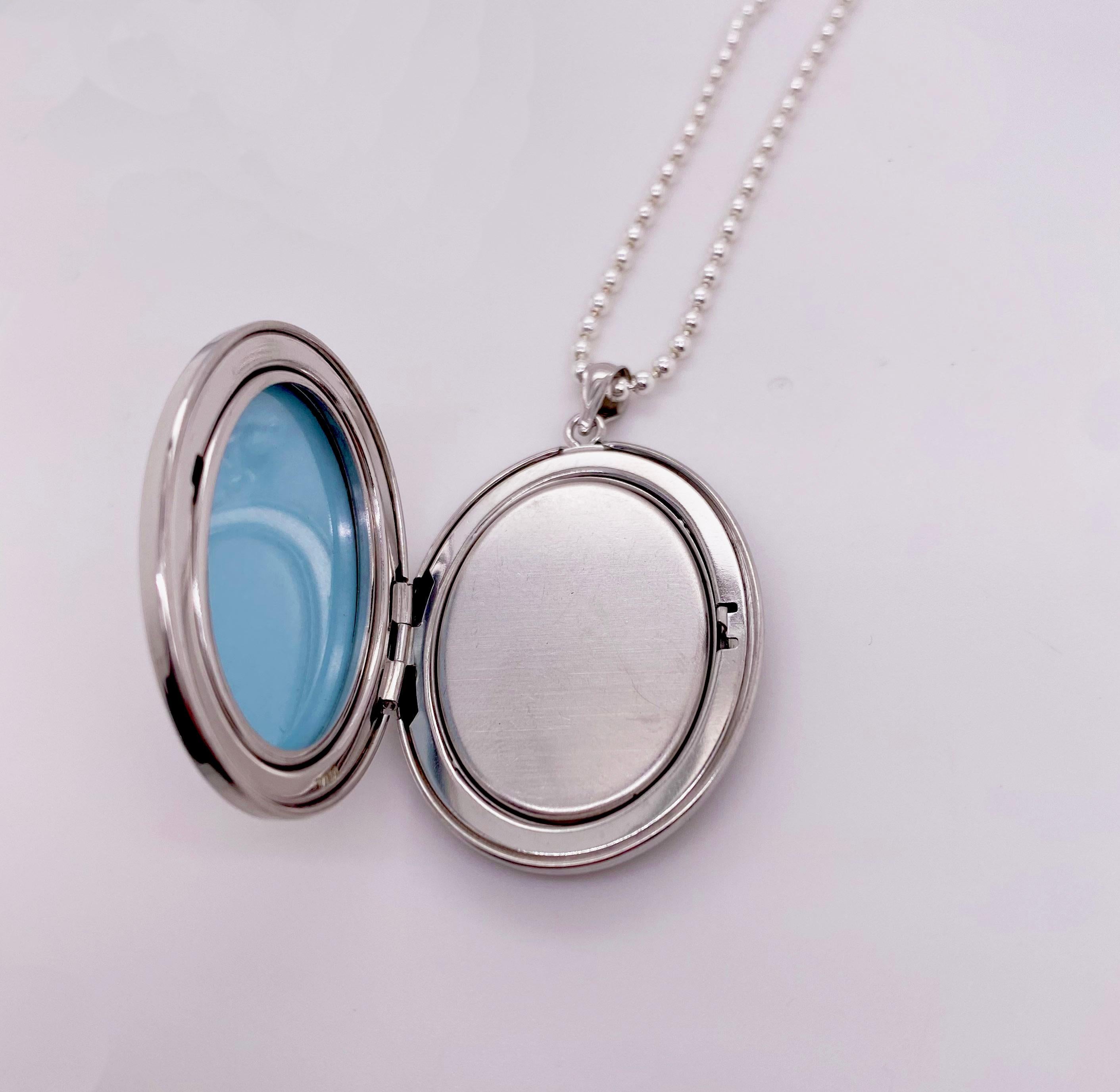 Collier médaillon gravé avec urne pour contenir les cendres d'un être cher avec un diamant Neuf - En vente à Austin, TX