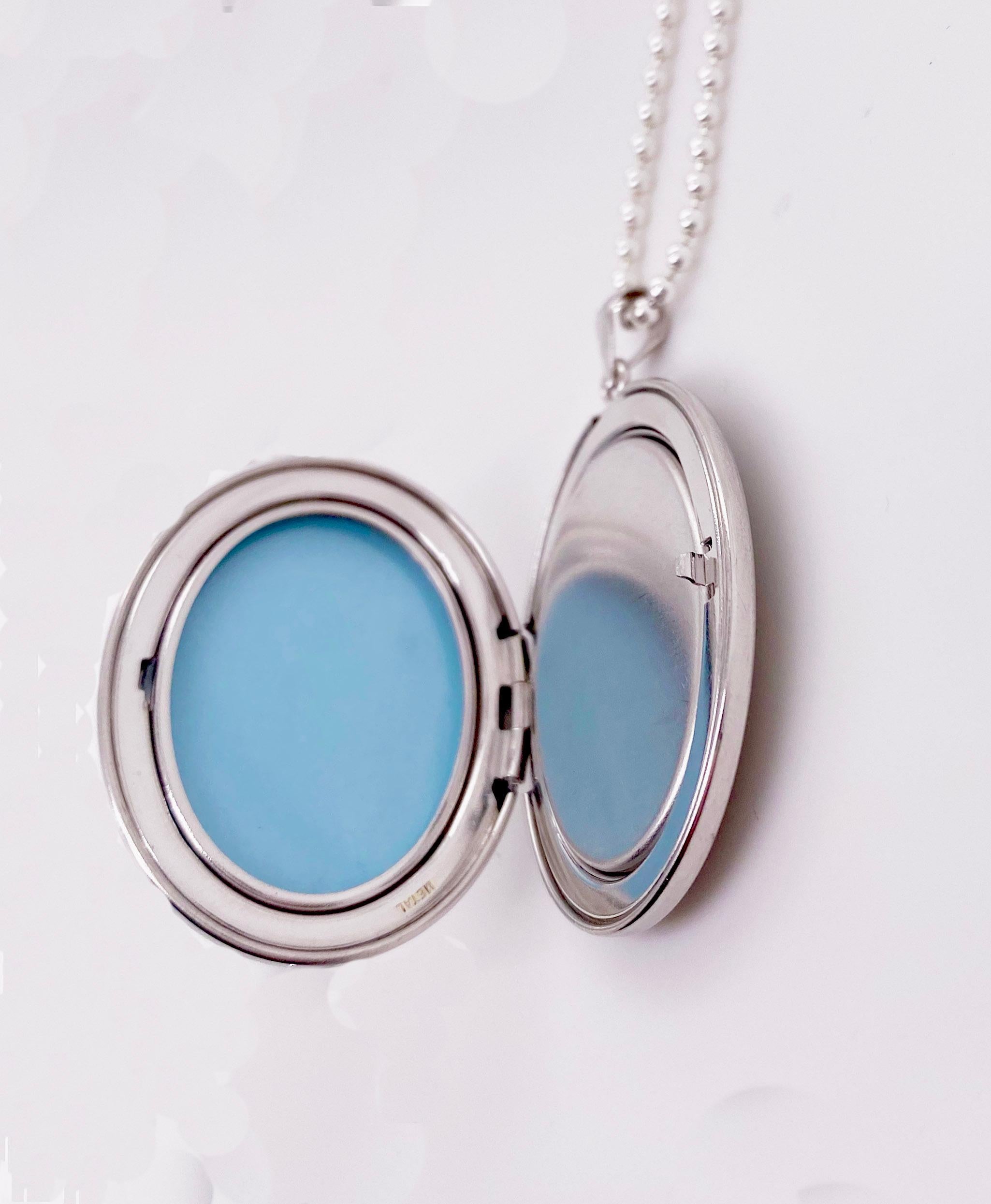 Collier médaillon gravé avec urne pour contenir les cendres d'un être cher avec un diamant Pour femmes en vente