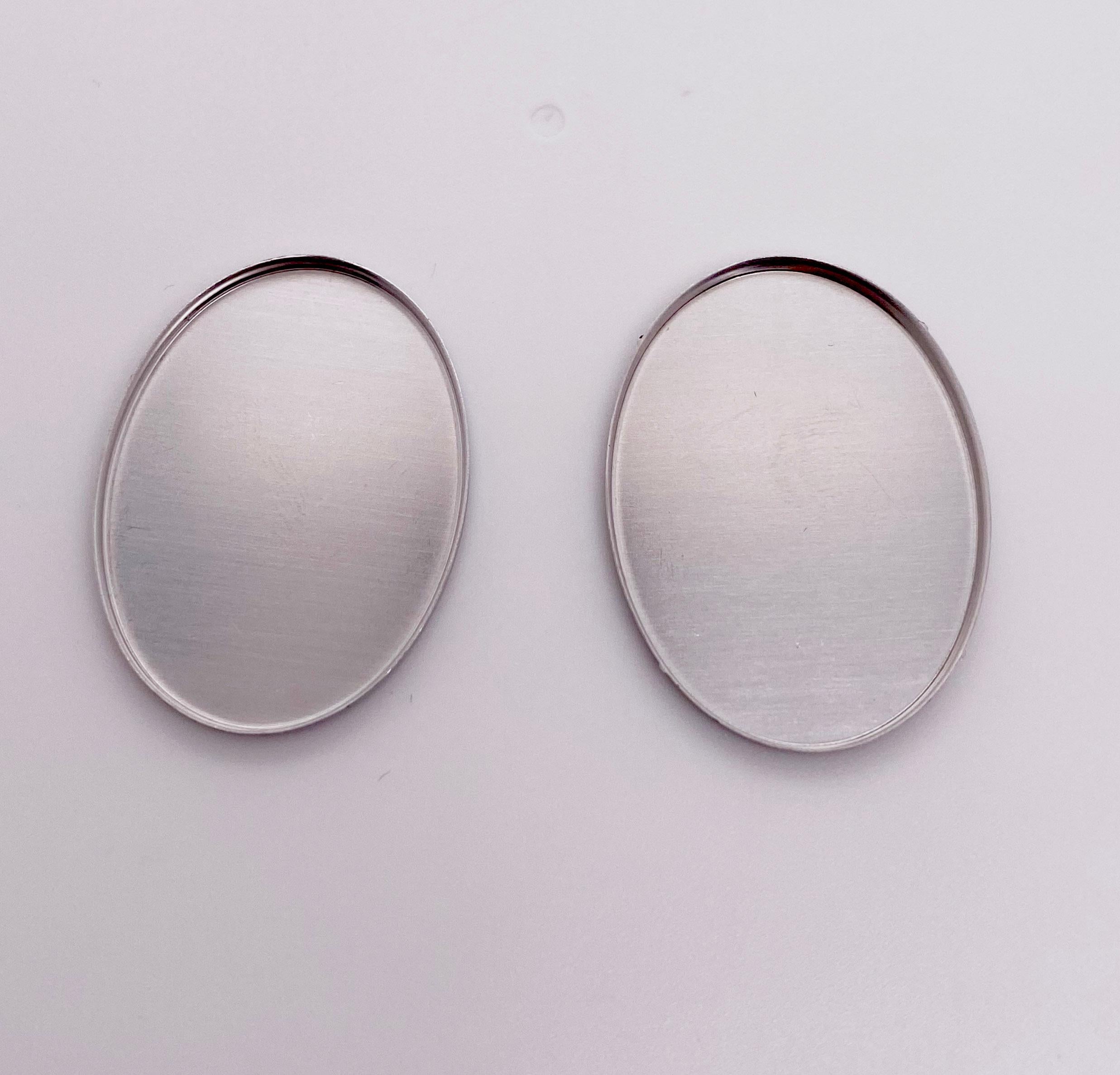 Collier médaillon gravé avec urne pour contenir les cendres d'un être cher avec un diamant en vente 2