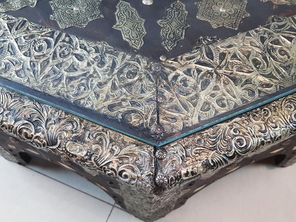 Achteckiger marokkanischer achteckiger Couchtisch aus graviertem Metallholz mit Glasplatte 5