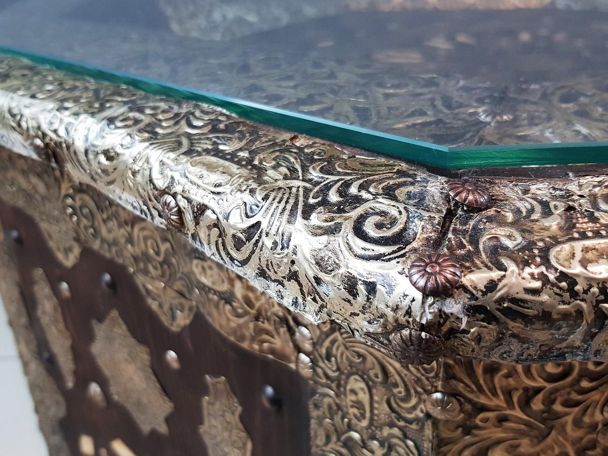 Achteckiger marokkanischer achteckiger Couchtisch aus graviertem Metallholz mit Glasplatte 1