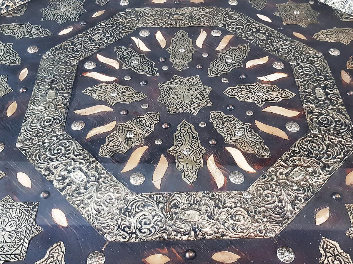 Achteckiger marokkanischer achteckiger Couchtisch aus graviertem Metallholz mit Glasplatte 2