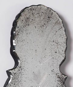 Applique a specchio inciso con bracci in peltro antico