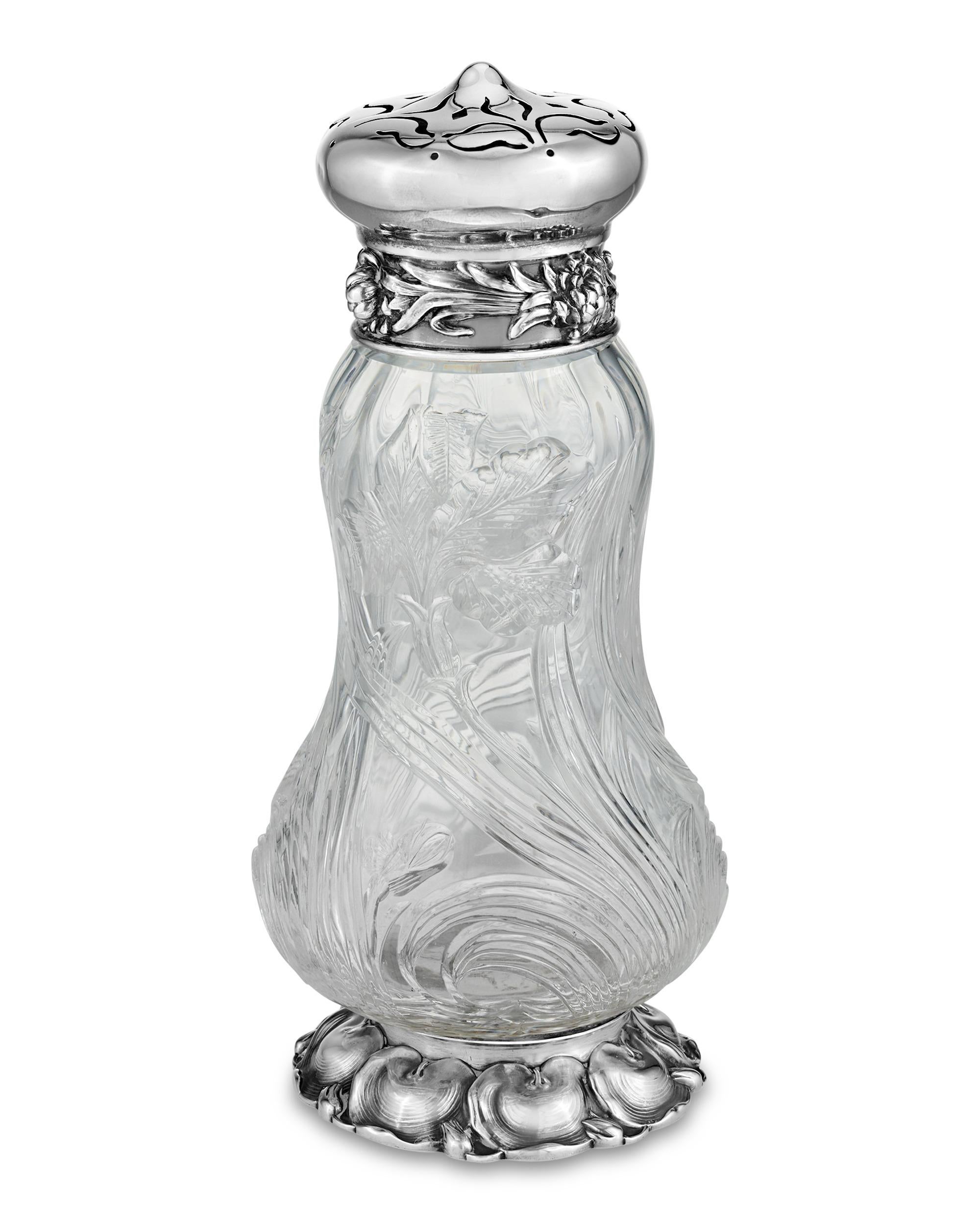 Questa bottiglia di muffinatore incisa da T.G&T. Hawkes & Co. è dotato di una base e di una parte superiore in sterling della stimata azienda di gioielli Spaulding And Co. di Chicago, spesso definita 