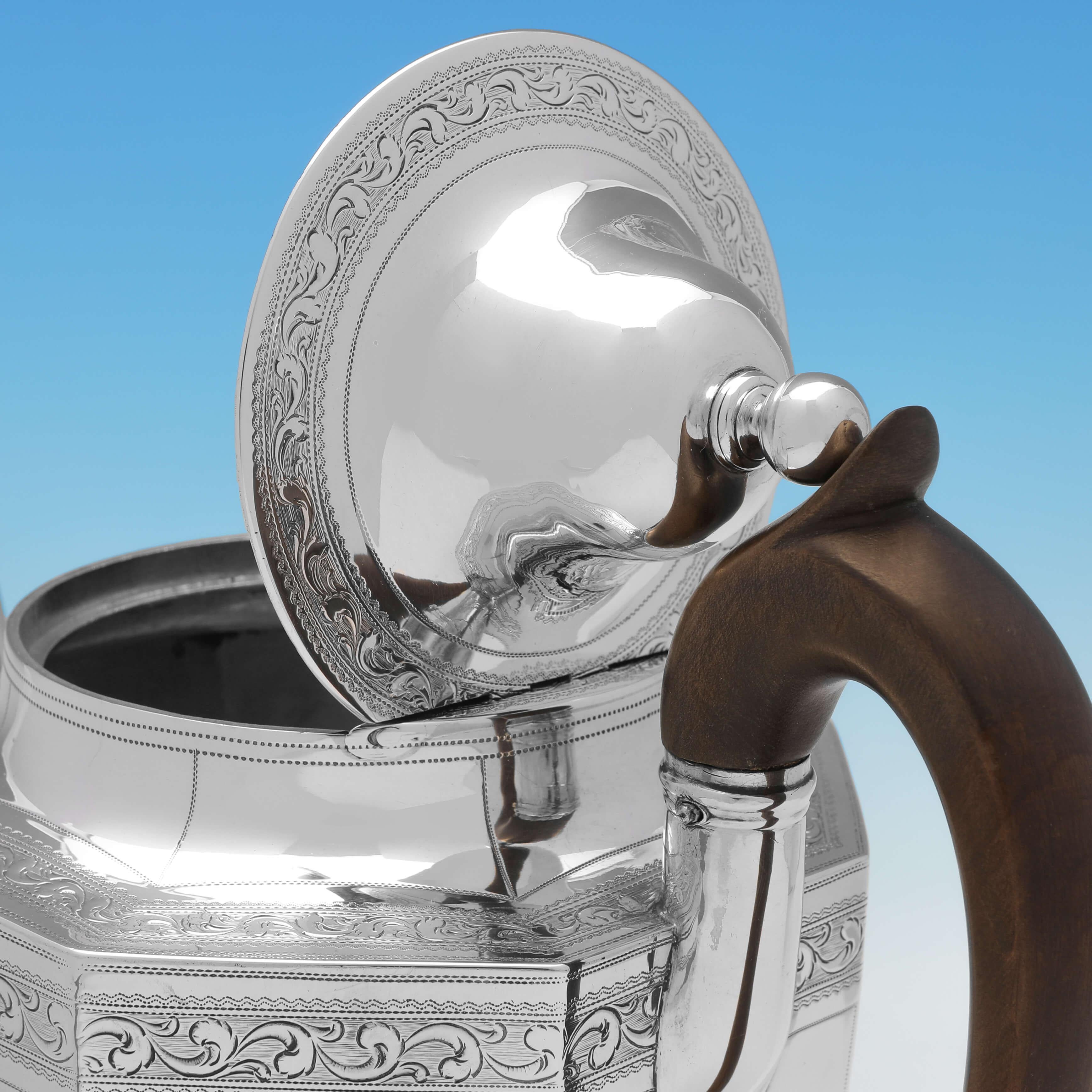 Cafetière en argent sterling gravée et octogonale d'époque George III - Londres 1801 Bon état - En vente à London, London