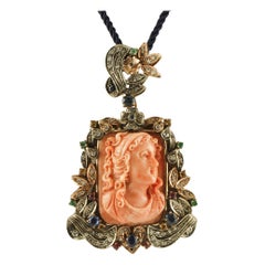 Gravierte Orange Koralle, Diamanten, Rubine, Blaue Saphire, Gold und Silber Anhänger