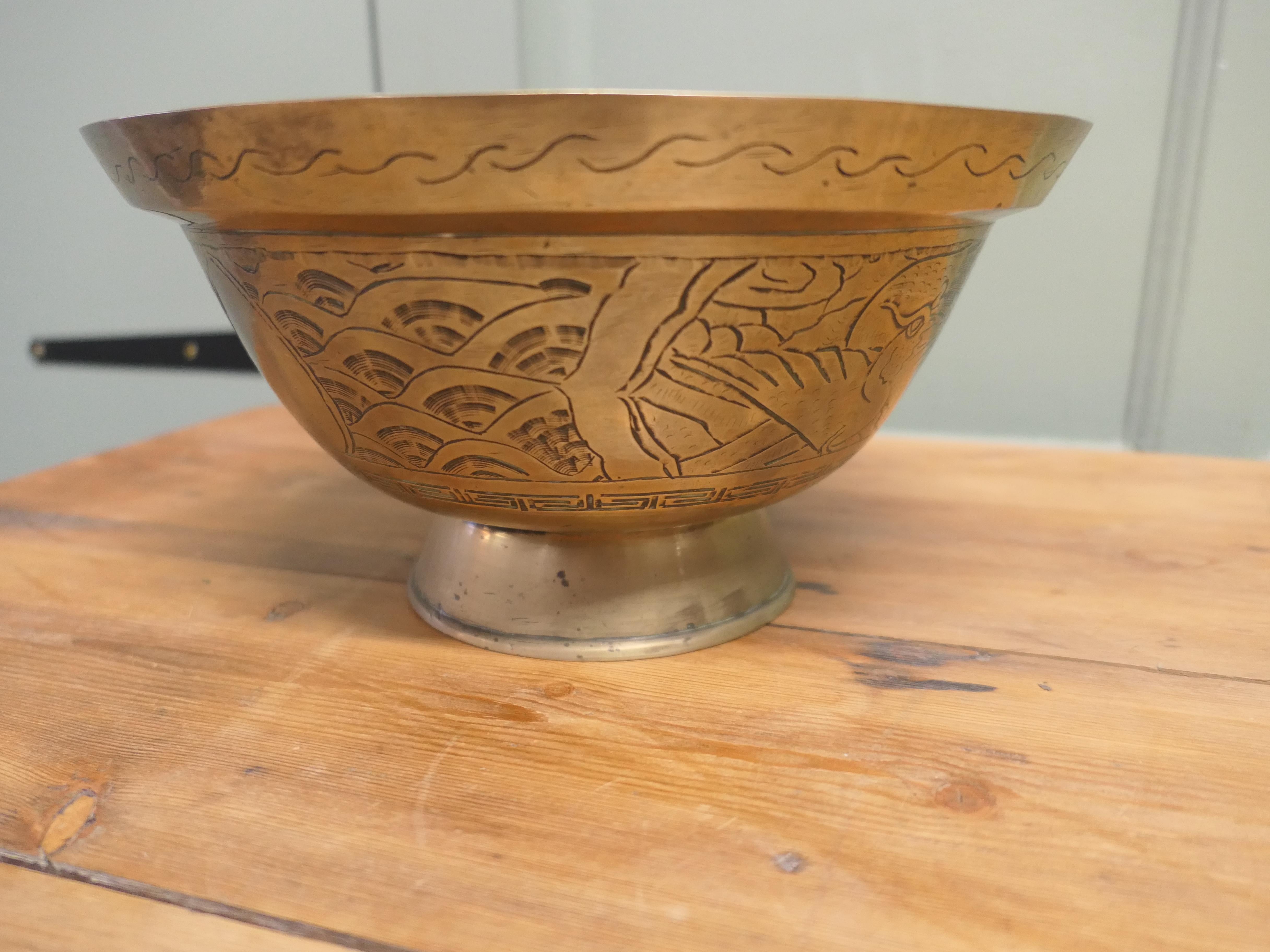 Cineserie Ciotola orientale in ottone inciso Si tratta di un pezzo delizioso in vendita