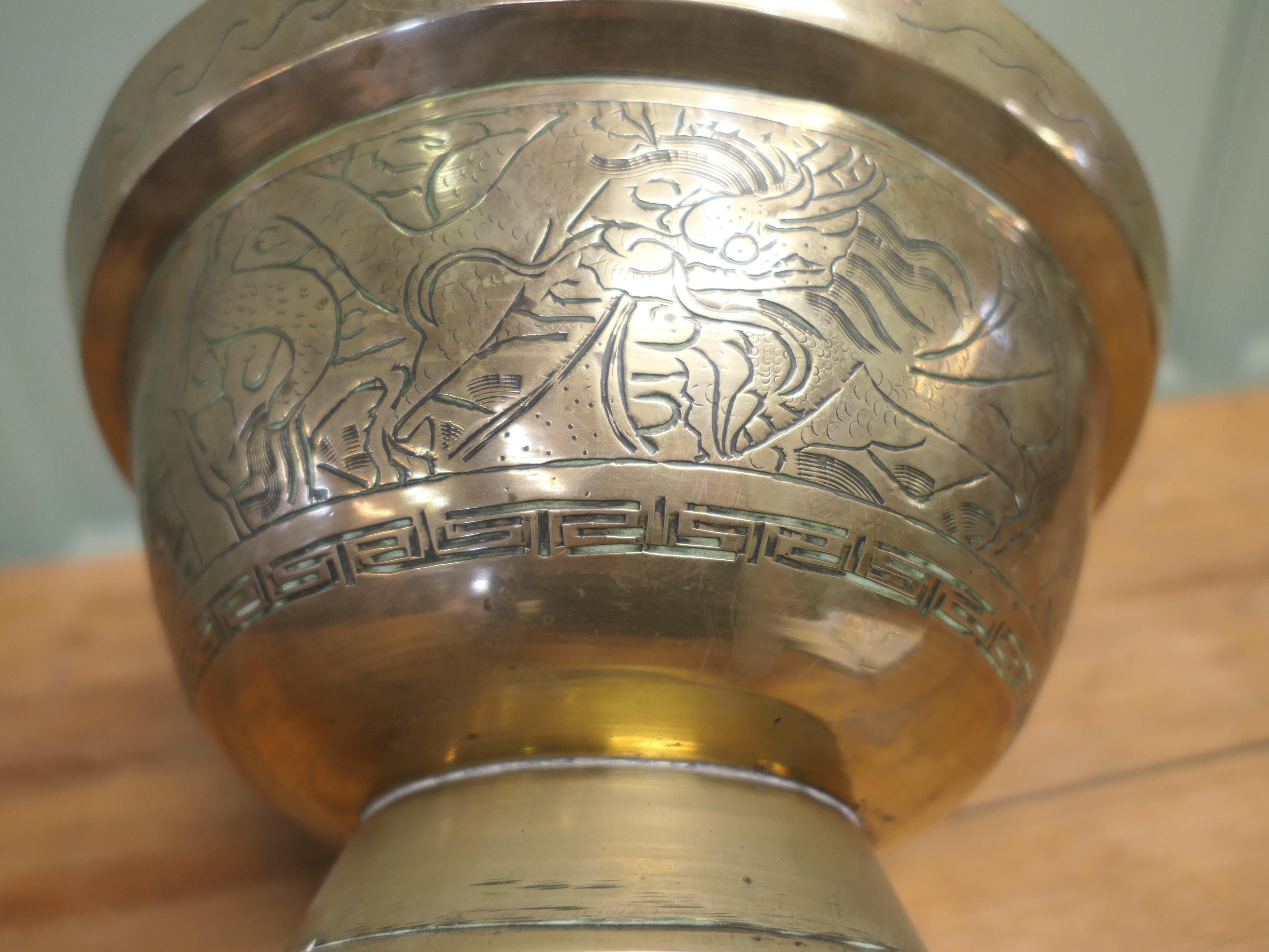 Ciotola orientale in ottone inciso Si tratta di un pezzo delizioso In condizioni buone in vendita a Godshill, Isle of Wight