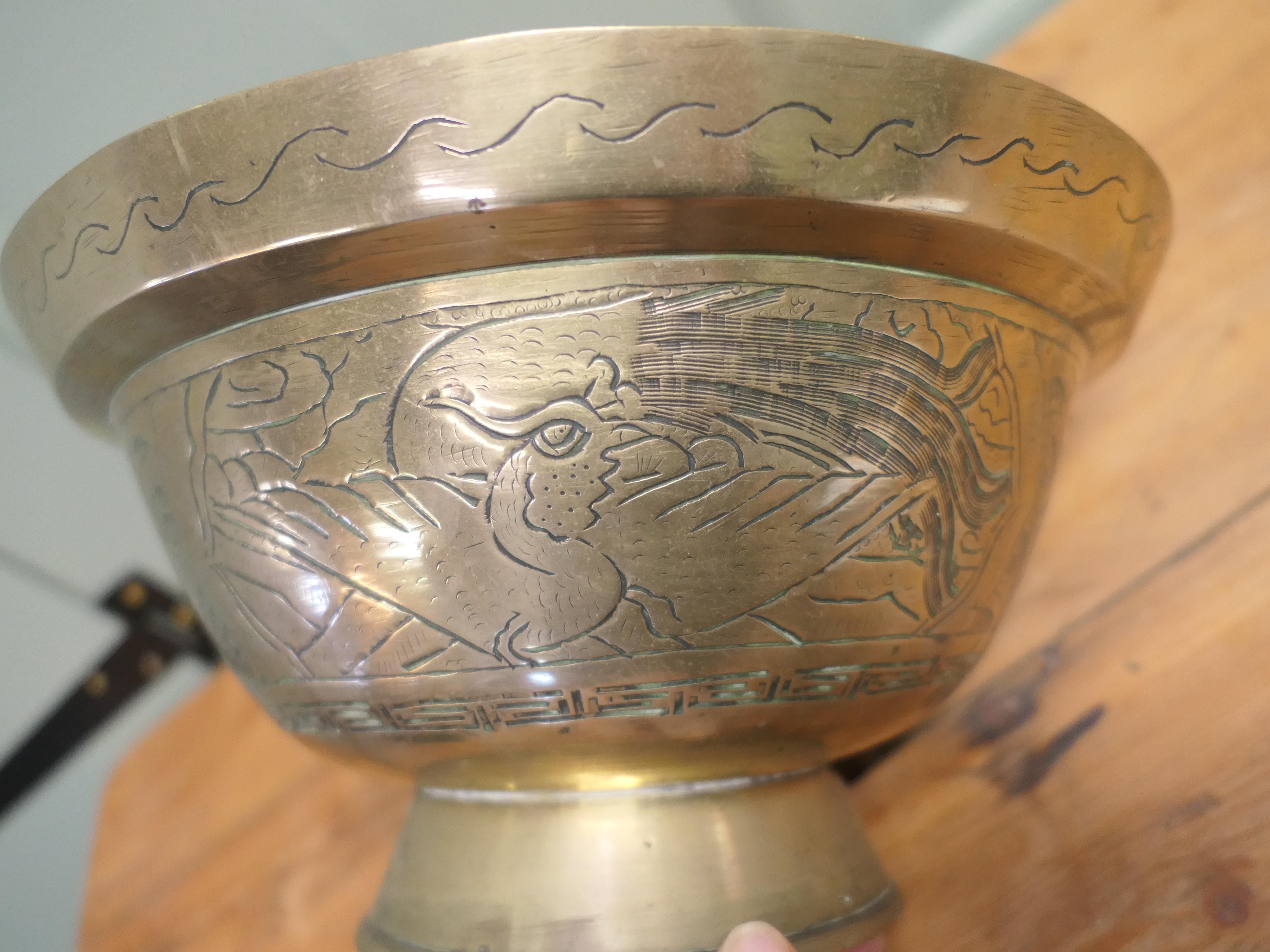 Inizio XX secolo Ciotola orientale in ottone inciso Si tratta di un pezzo delizioso in vendita
