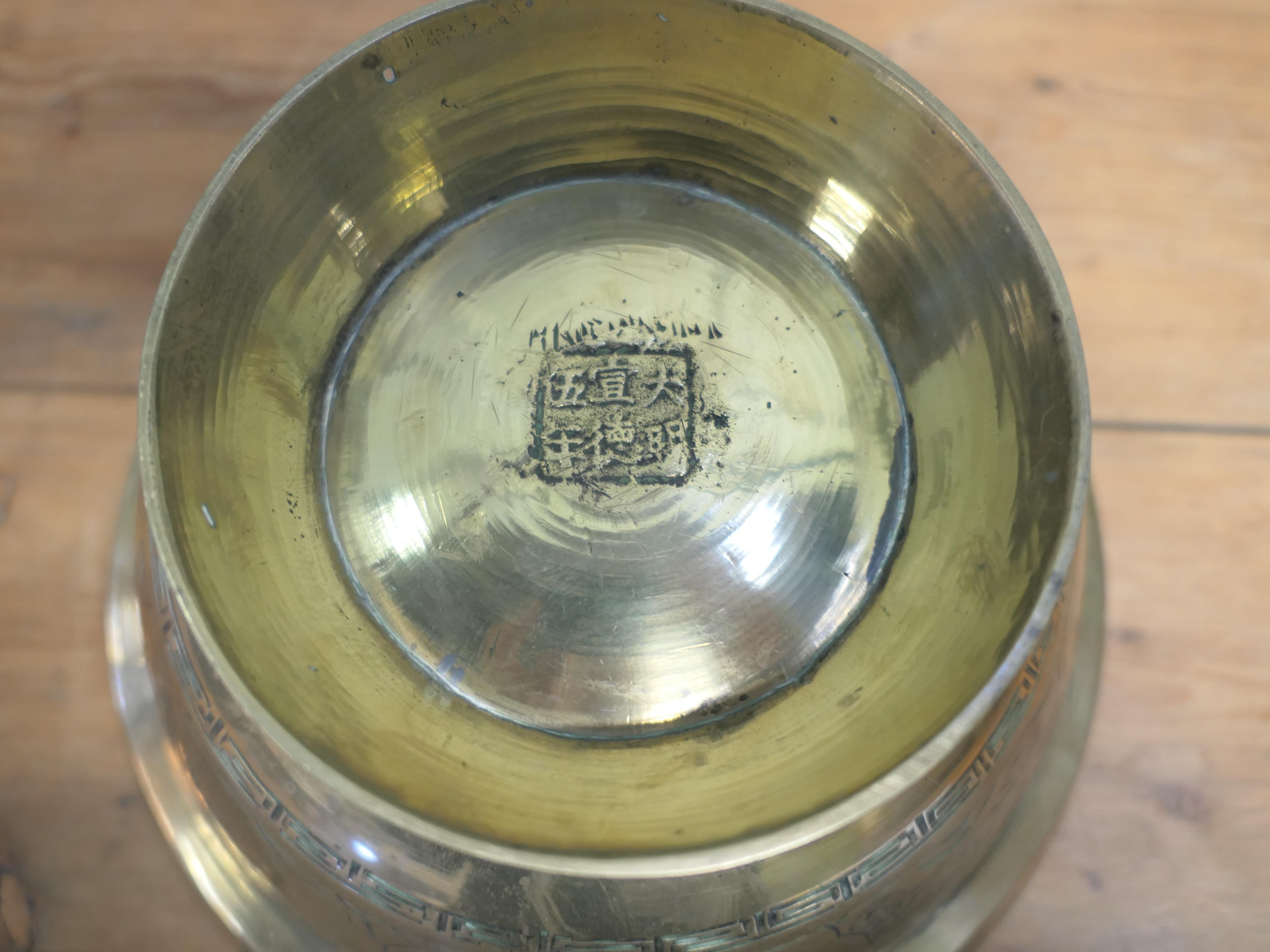 Ottone Ciotola orientale in ottone inciso Si tratta di un pezzo delizioso in vendita