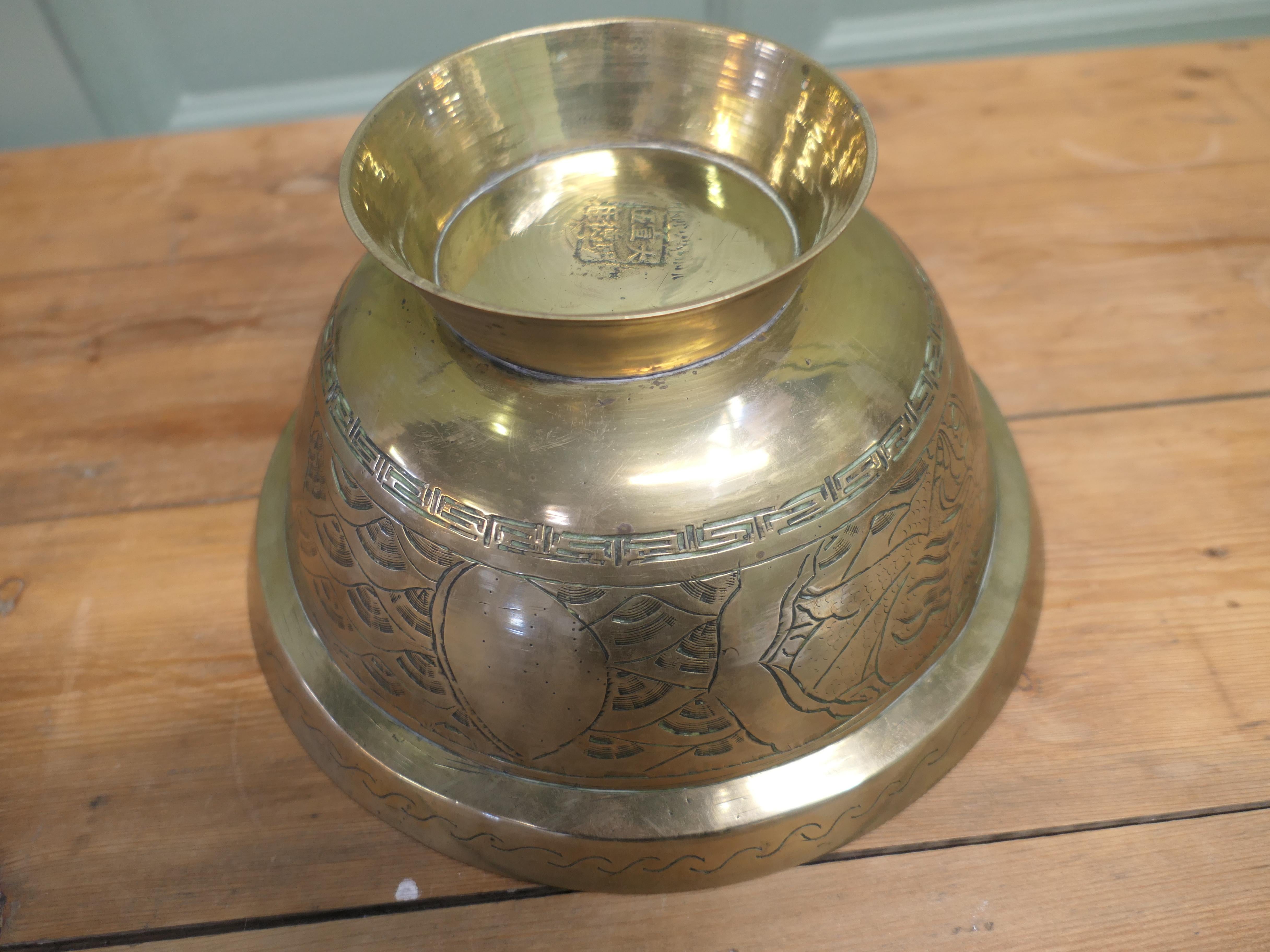 Ciotola orientale in ottone inciso Si tratta di un pezzo delizioso in vendita 1