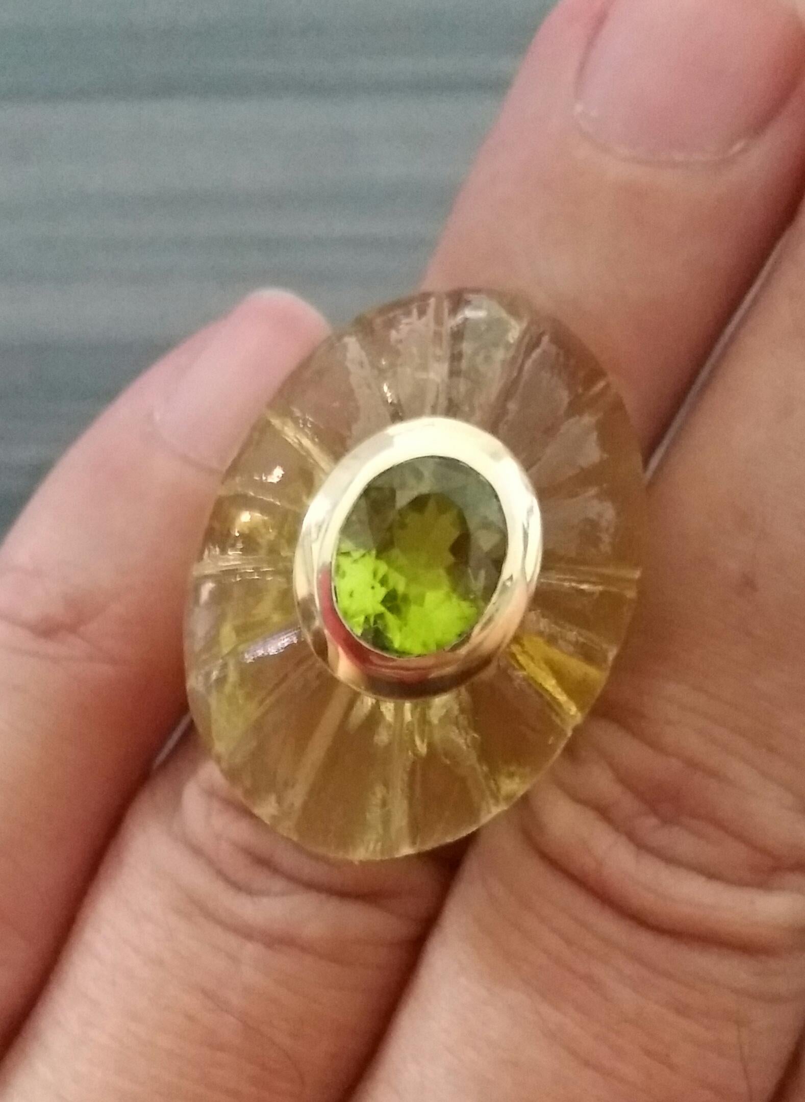 Engraved Oval Shape Lemon Quartz Cab Faceted Oval Peridot 14 Kt Yellow Gold Ring In Good Condition For Sale In Bangkok, TH