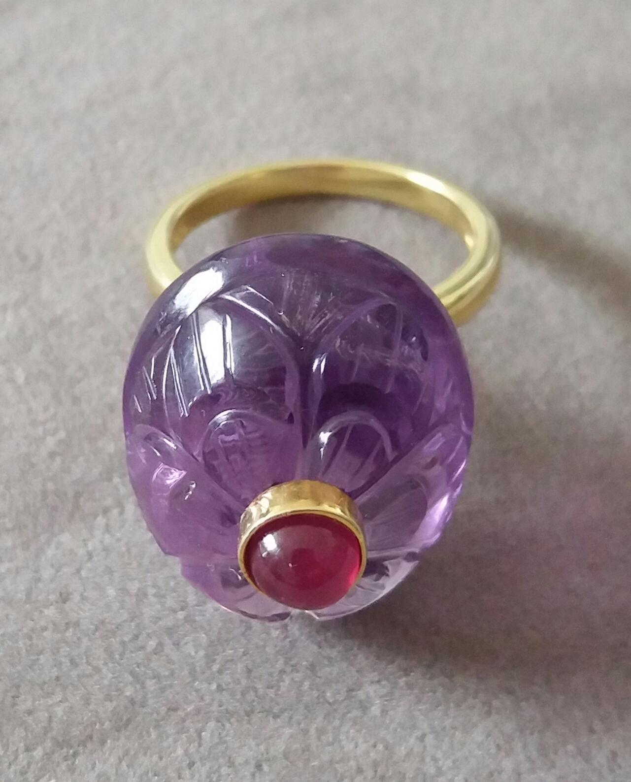 Engraved Oval Shape Natural Amethyst Round Ruby Cabochon Gold Cocktail Ring In Good Condition For Sale In Bangkok, TH