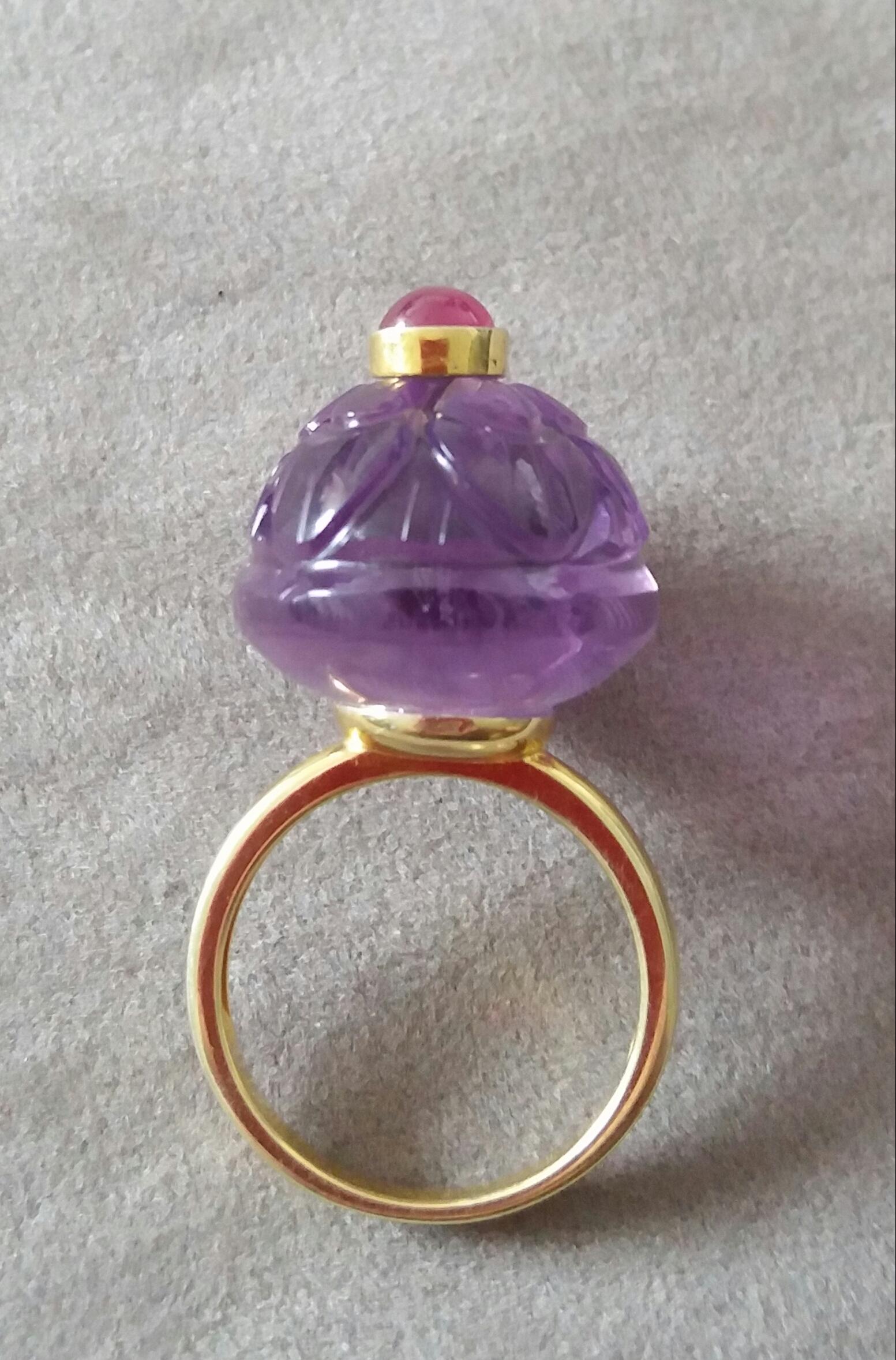 Engraved Oval Shape Natural Amethyst Round Ruby Cabochon Gold Cocktail Ring For Sale 2