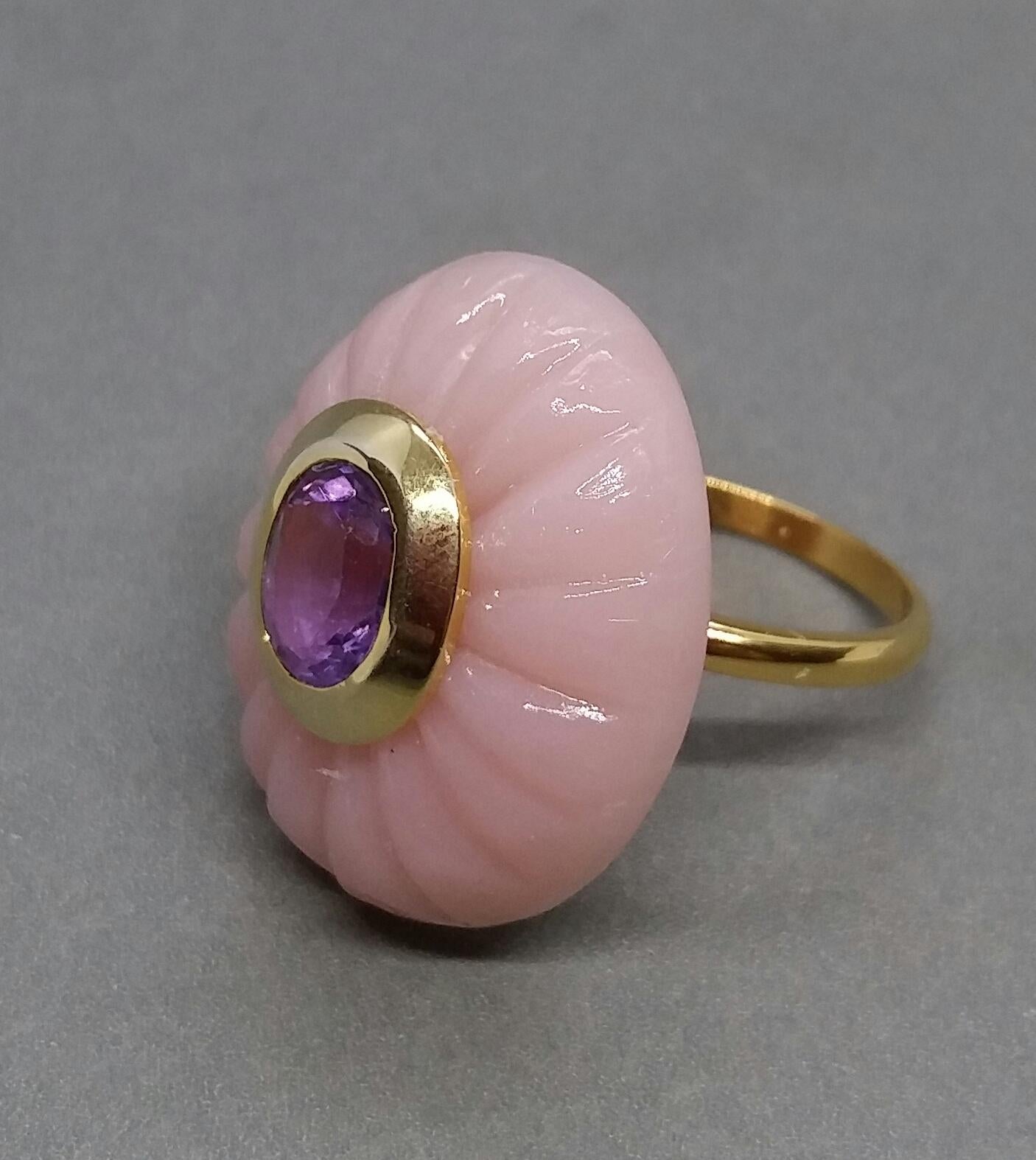Einzigartiger Ring mit einem gro�ßen gravierten Oval Form Pink Opal, Messung 28 mm. x 24 mm x 8mm. und mit einem Gewicht von 38 Karat mit einem schönen Oval facettierten Amethyst Messung 7 mm x 9 mm in 14 kt Gelbgold gesetzt...Ring Schaft ist auch in