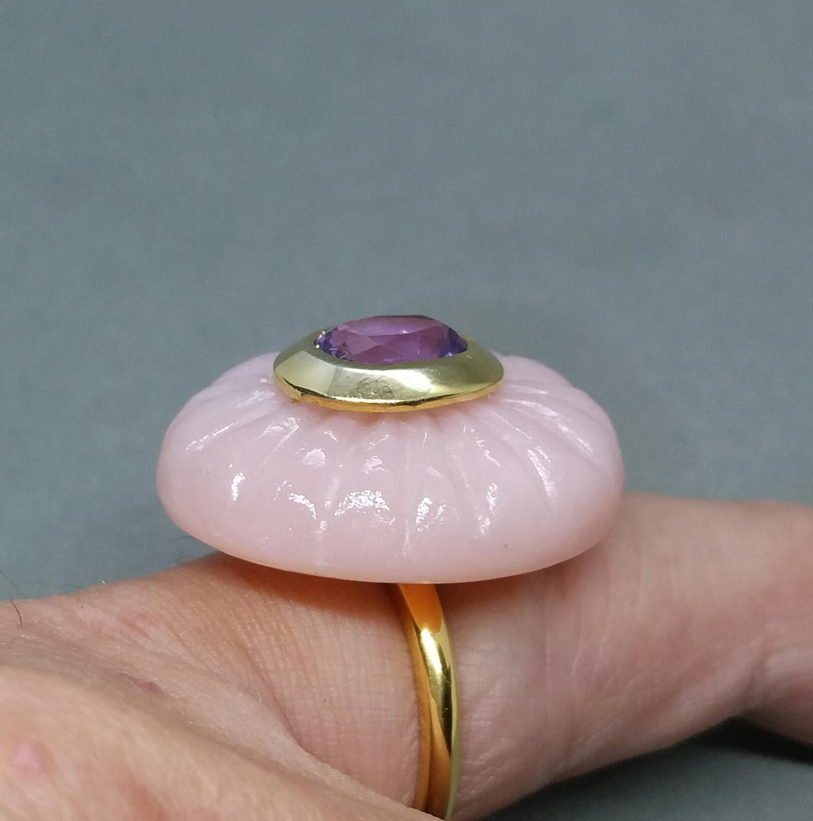 Gravur Oval Form natürlichen rosa Opal Oval Facettierter Amethyst Gelbgold im Angebot 3