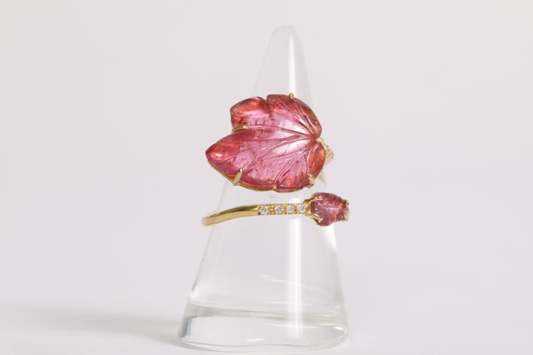 Round Cut 18K Yellow Gold Ring Set With Two Engraved Pink Tourmalines and Diamonds. For Sale