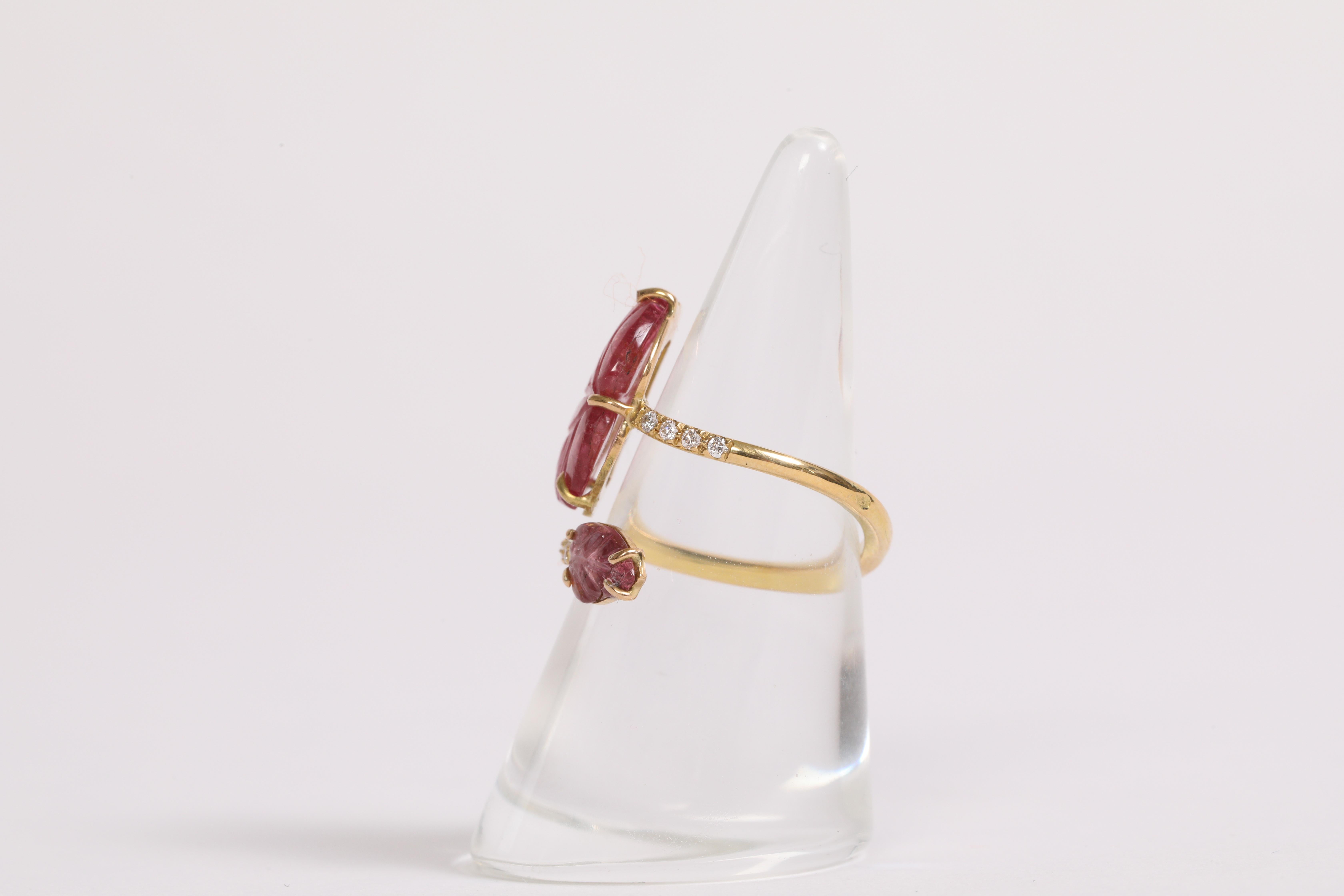 18K Yellow Gold Ring Set With Two Engraved Pink Tourmalines and Diamonds. For Sale 3