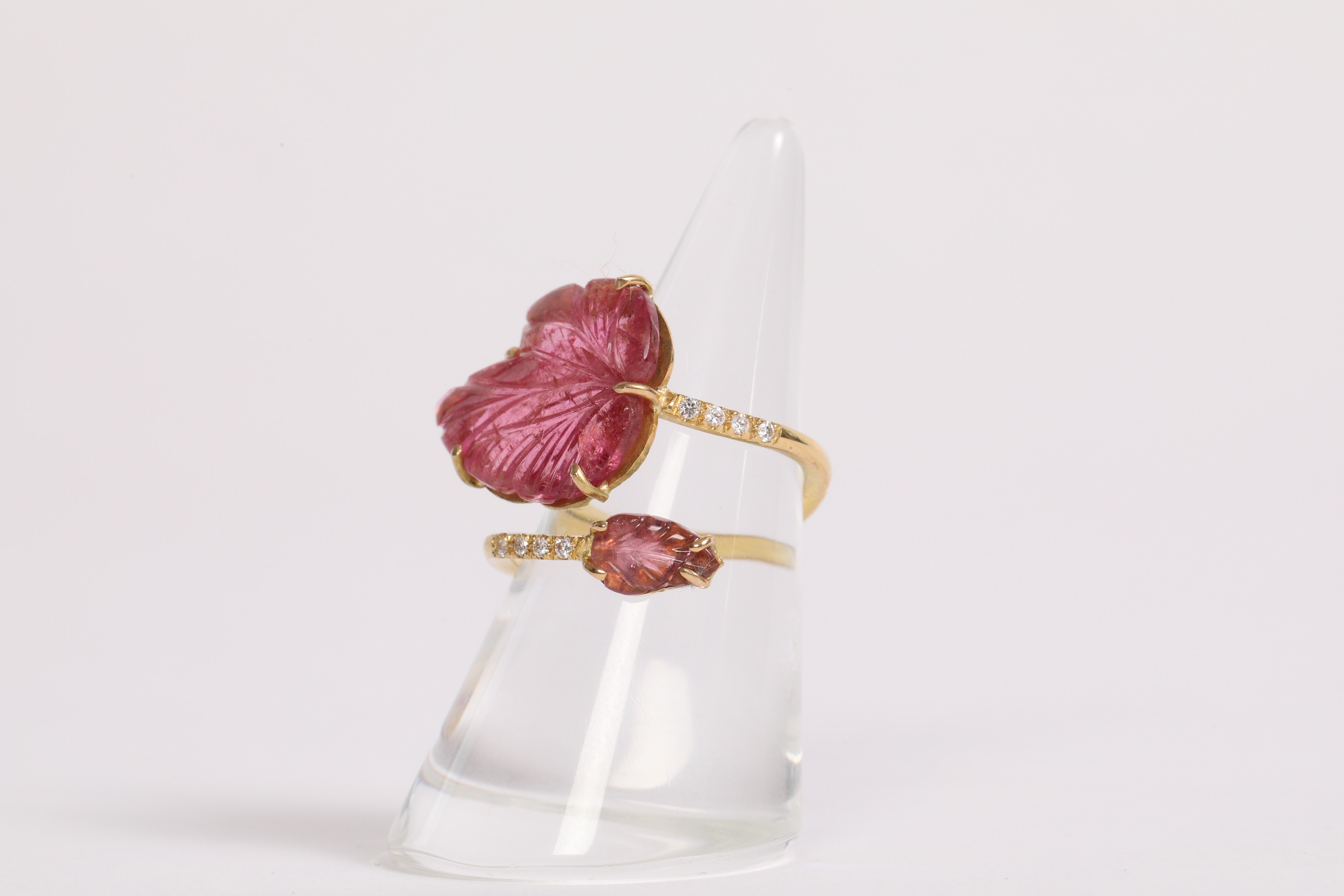 18K Yellow Gold Ring Set With Two Engraved Pink Tourmalines and Diamonds. For Sale 4