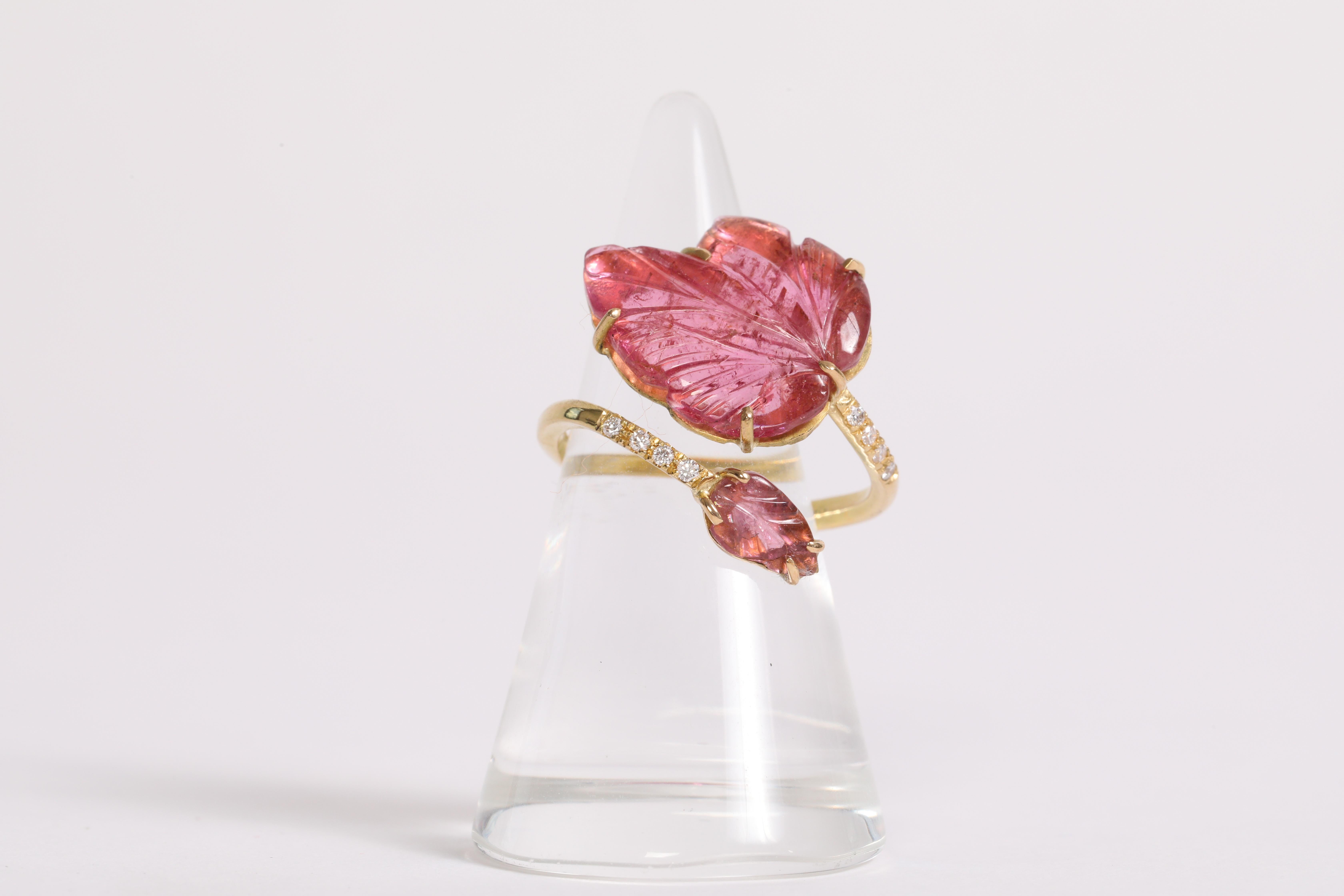 Contemporary 18K Yellow Gold Ring Set With Two Engraved Pink Tourmalines and Diamonds. For Sale