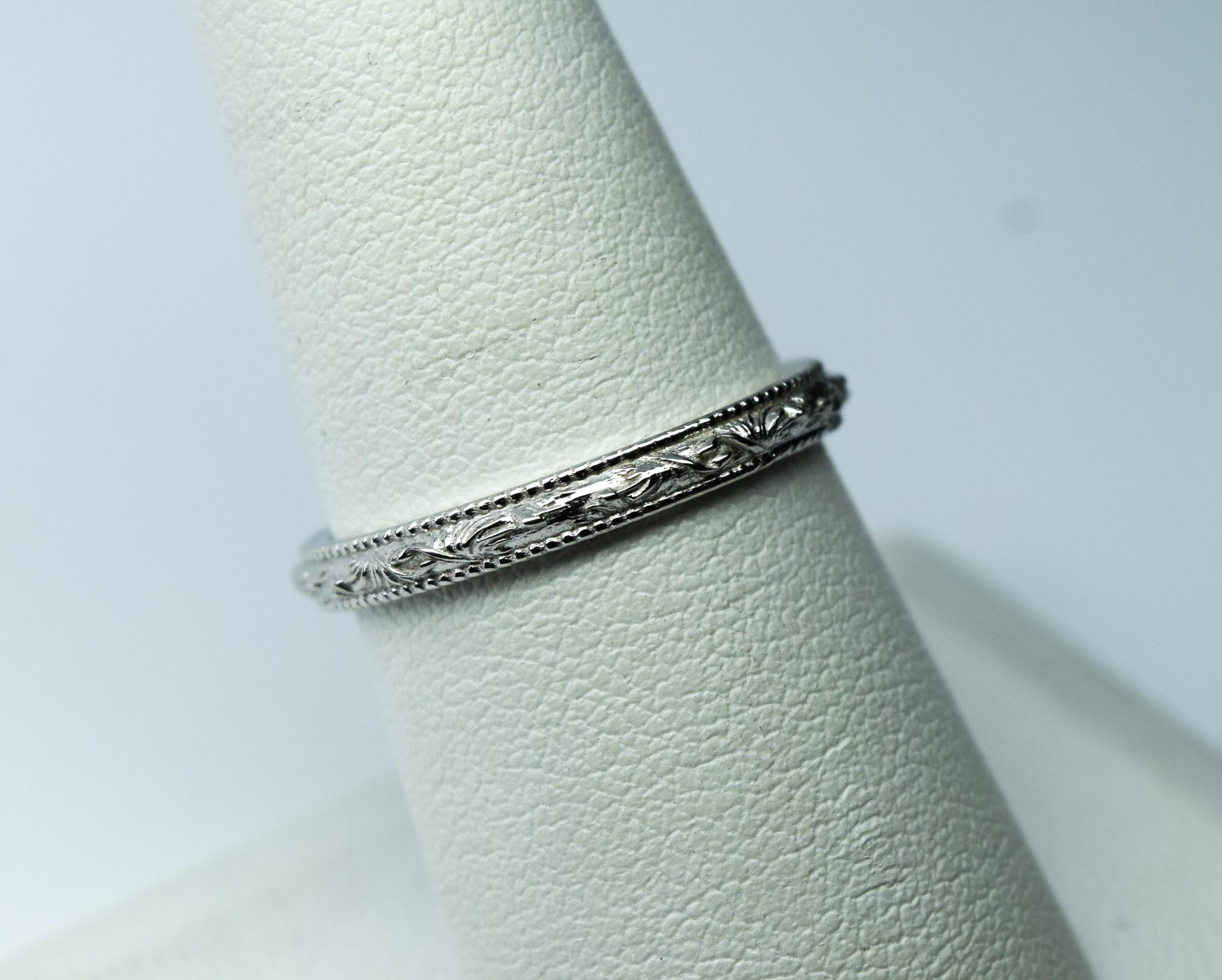 Anillo de estilo vintage grabado de 2,5 mm en platino, ¡sencillo y con clase! Banda de tallaje en la parte posterior del anillo, el anillo es talla 5,5 pero se puede tallar.

Tipo de metal: platino
El certificado de autenticidad viene con la
