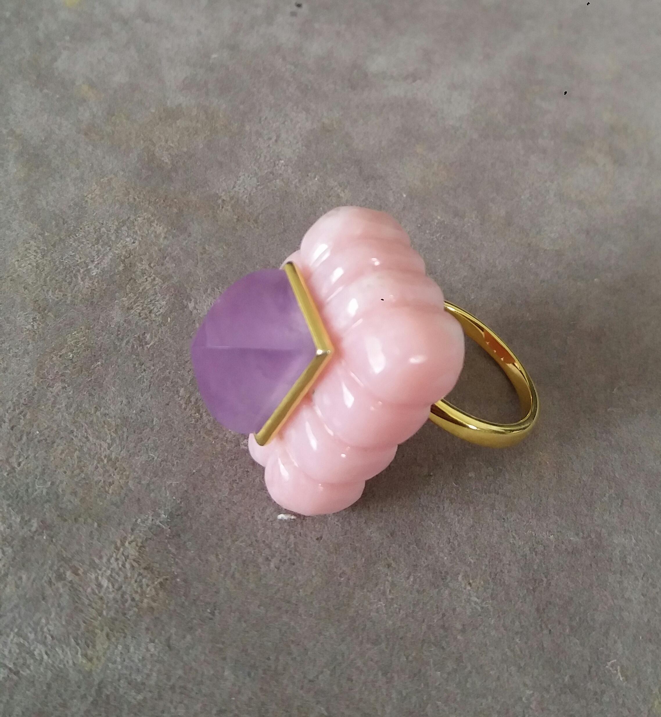 Einzigartiger Ring mit einem großen eingravierten rechteckigen Form Rosa Opal, Messung 27 mm. x 22 mm x 10mm. und mit einem Gewicht von 60 Karat mit einem schönen Pyramide Amethyst Messung 10 mm x 12 mm in 14 kt Gelbgold Lünette gesetzt.  massivem