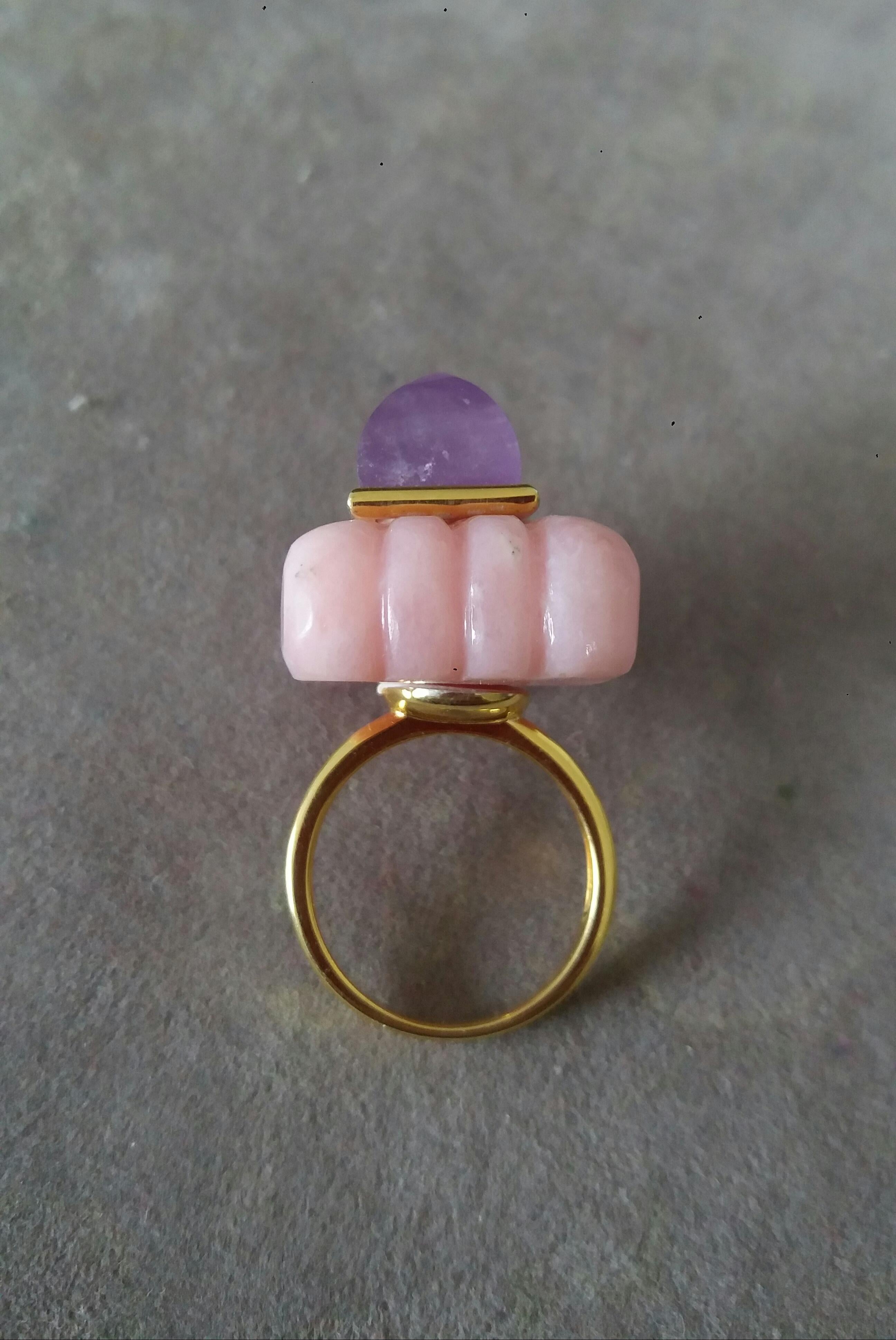 Rechteckiger Amethyst- Pyramidenring aus massivem Gelbgold mit rosa Opalgravur in Form einer rosa Amethyst-Pyramide 14k (Gemischter Schliff) im Angebot
