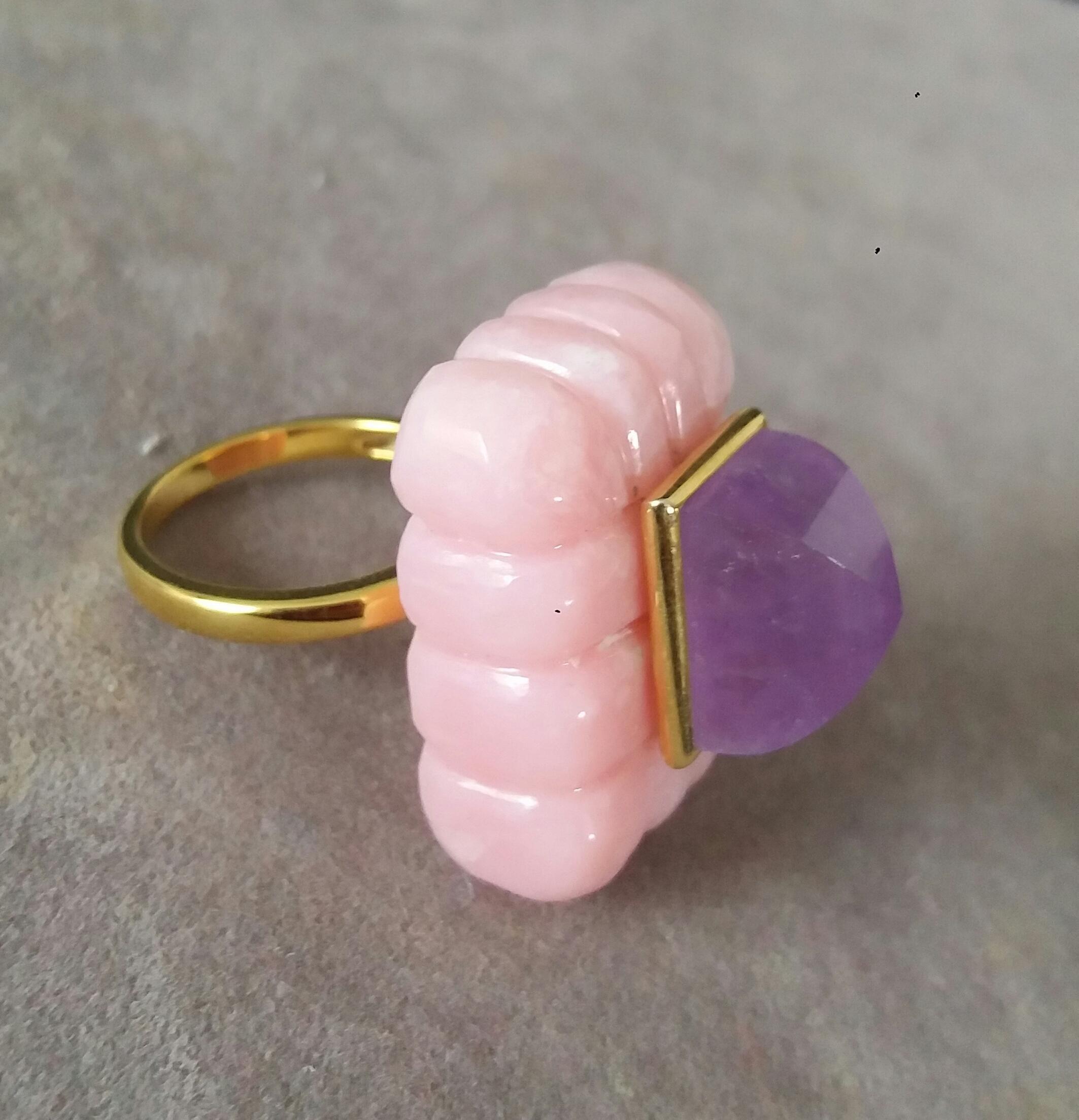 Rechteckiger Amethyst- Pyramidenring aus massivem Gelbgold mit rosa Opalgravur in Form einer rosa Amethyst-Pyramide 14k im Angebot 1