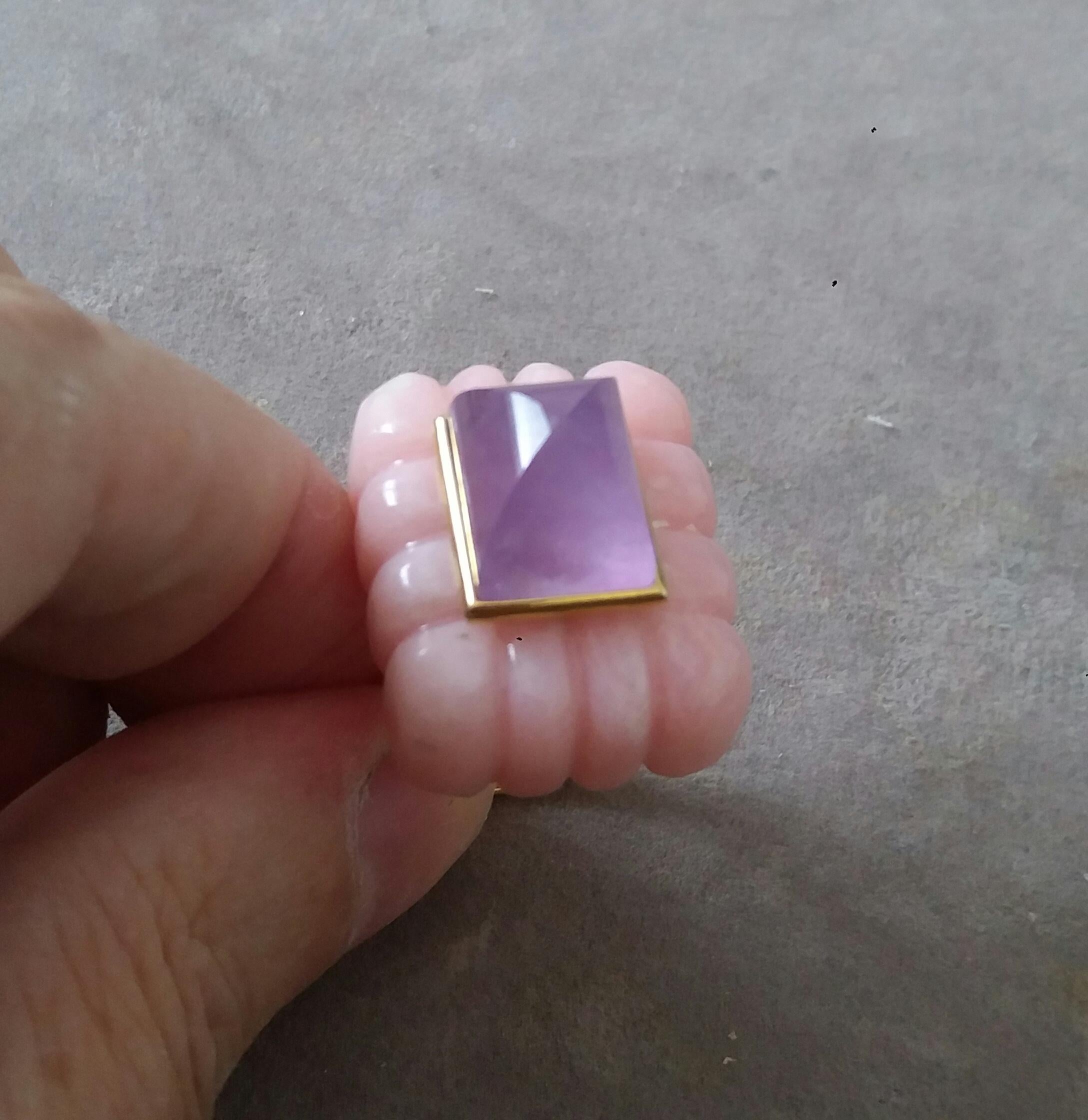 Rechteckiger Amethyst- Pyramidenring aus massivem Gelbgold mit rosa Opalgravur in Form einer rosa Amethyst-Pyramide 14k im Angebot 2