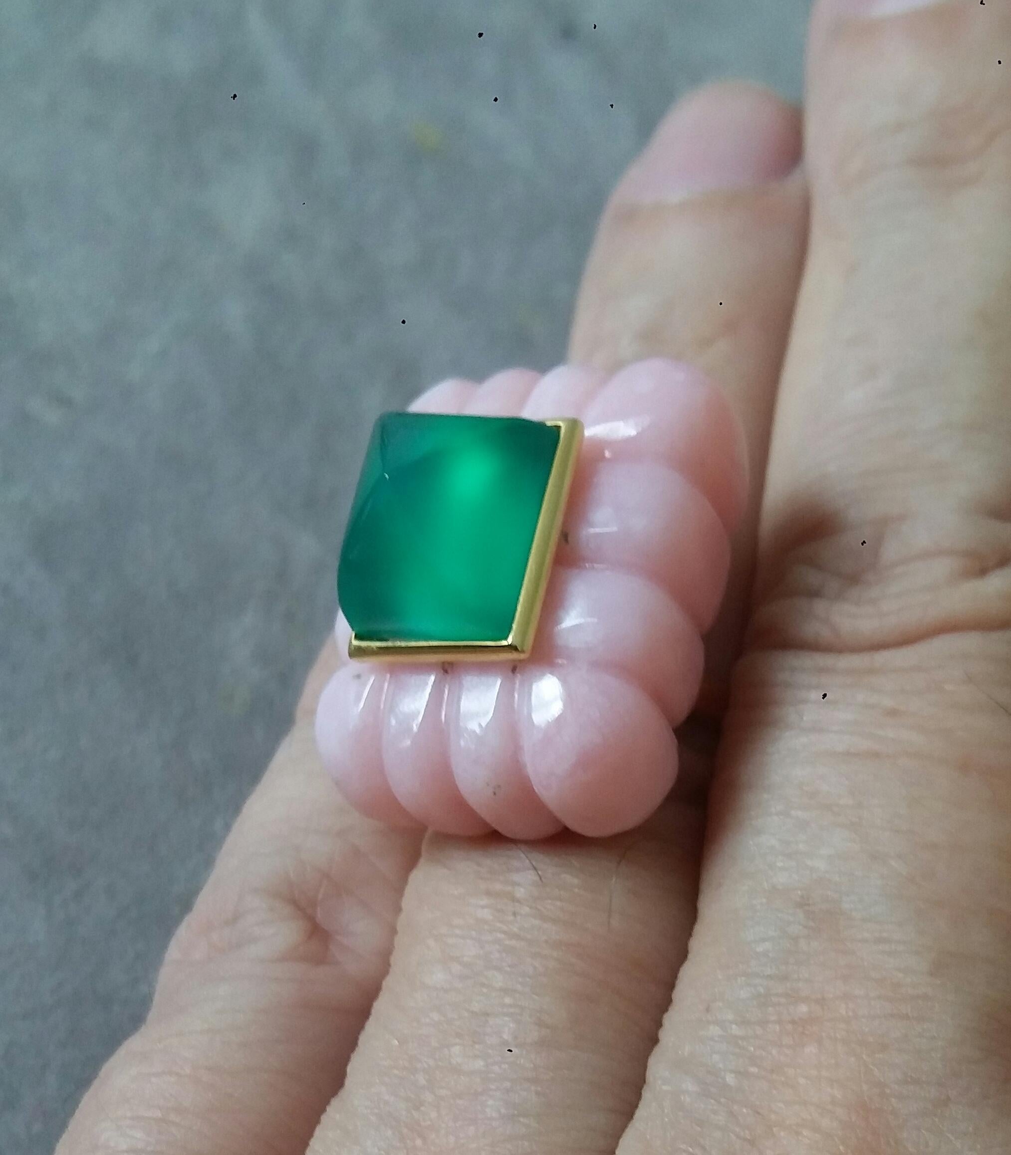 Bague en or massif 14 carats avec pyramide d'onyx vert de forme rectangulaire gravée en opale rose en vente 5