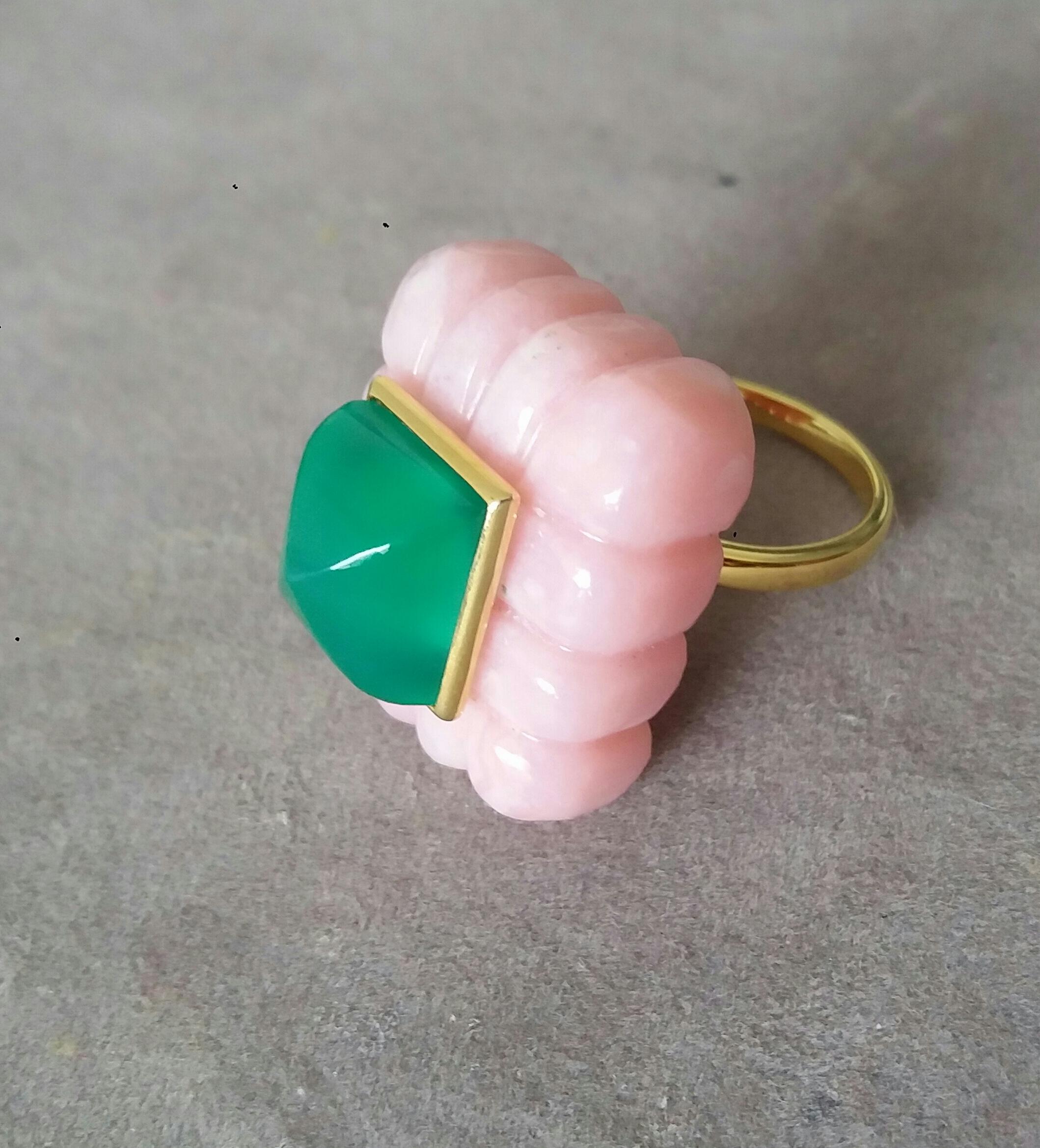 Bague unique avec une grande Opale rose gravée de forme rectangulaire mesurant 27 mm. x 22 mm x 10mm. et pesant 60 Carats avec une belle Pyramide d'Onyx vert mesurant 10 mm x 12 mm sertie dans un chaton en or jaune 14 carats.  or jaune massif