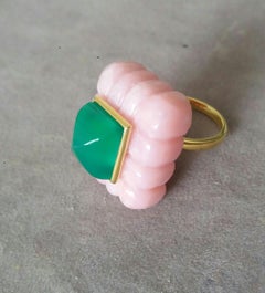 Bague en or massif 14 carats avec pyramide d'onyx vert de forme rectangulaire gravée en opale rose