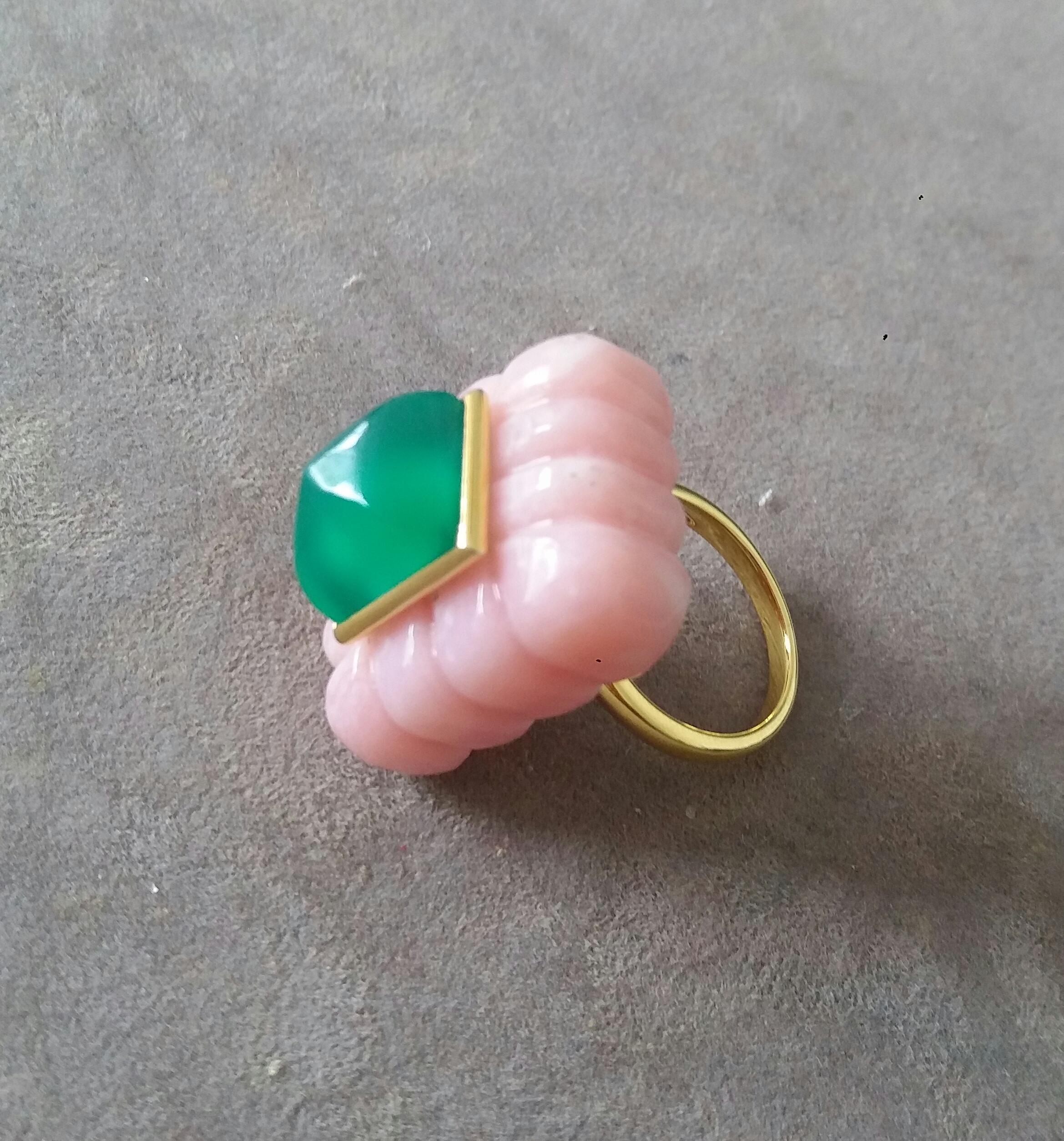 Art déco Bague en or massif 14 carats avec pyramide d'onyx vert de forme rectangulaire gravée en opale rose en vente
