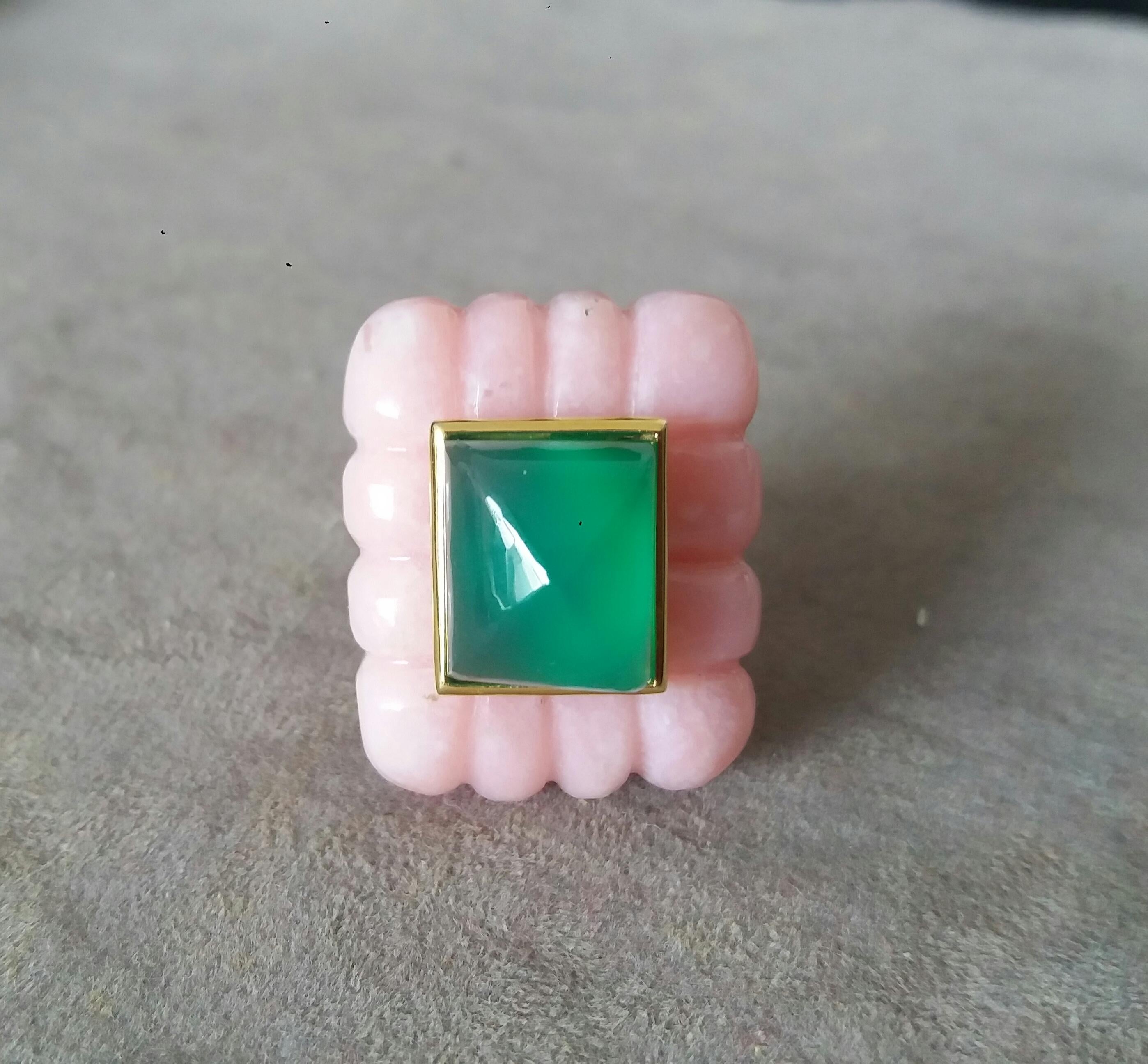 Bague en or massif 14 carats avec pyramide d'onyx vert de forme rectangulaire gravée en opale rose Pour femmes en vente