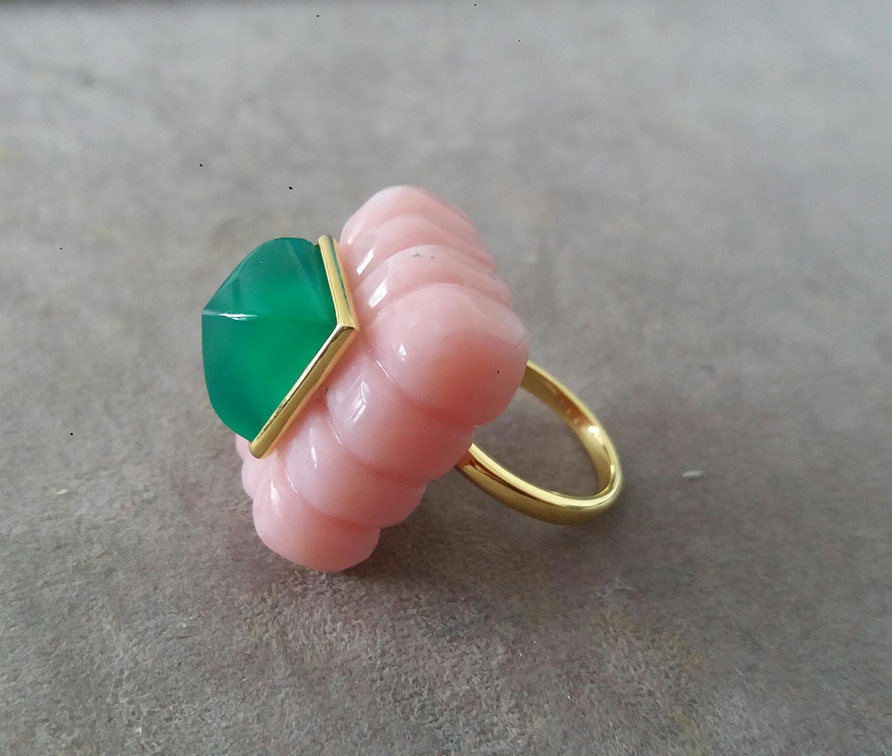 Bague en or massif 14 carats avec pyramide d'onyx vert de forme rectangulaire gravée en opale rose en vente 1
