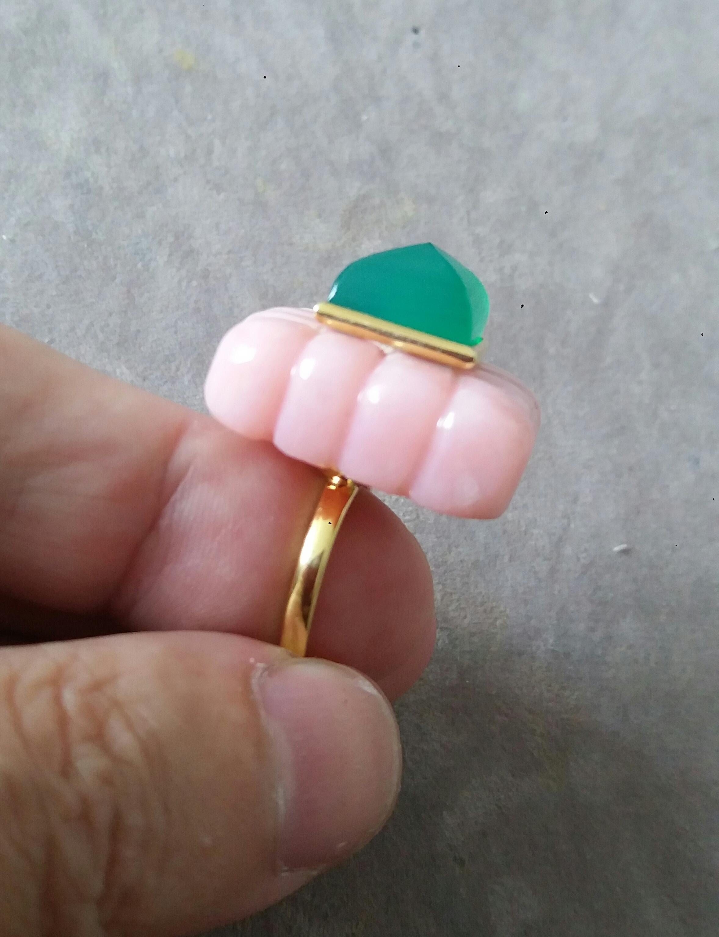 Bague en or massif 14 carats avec pyramide d'onyx vert de forme rectangulaire gravée en opale rose en vente 3