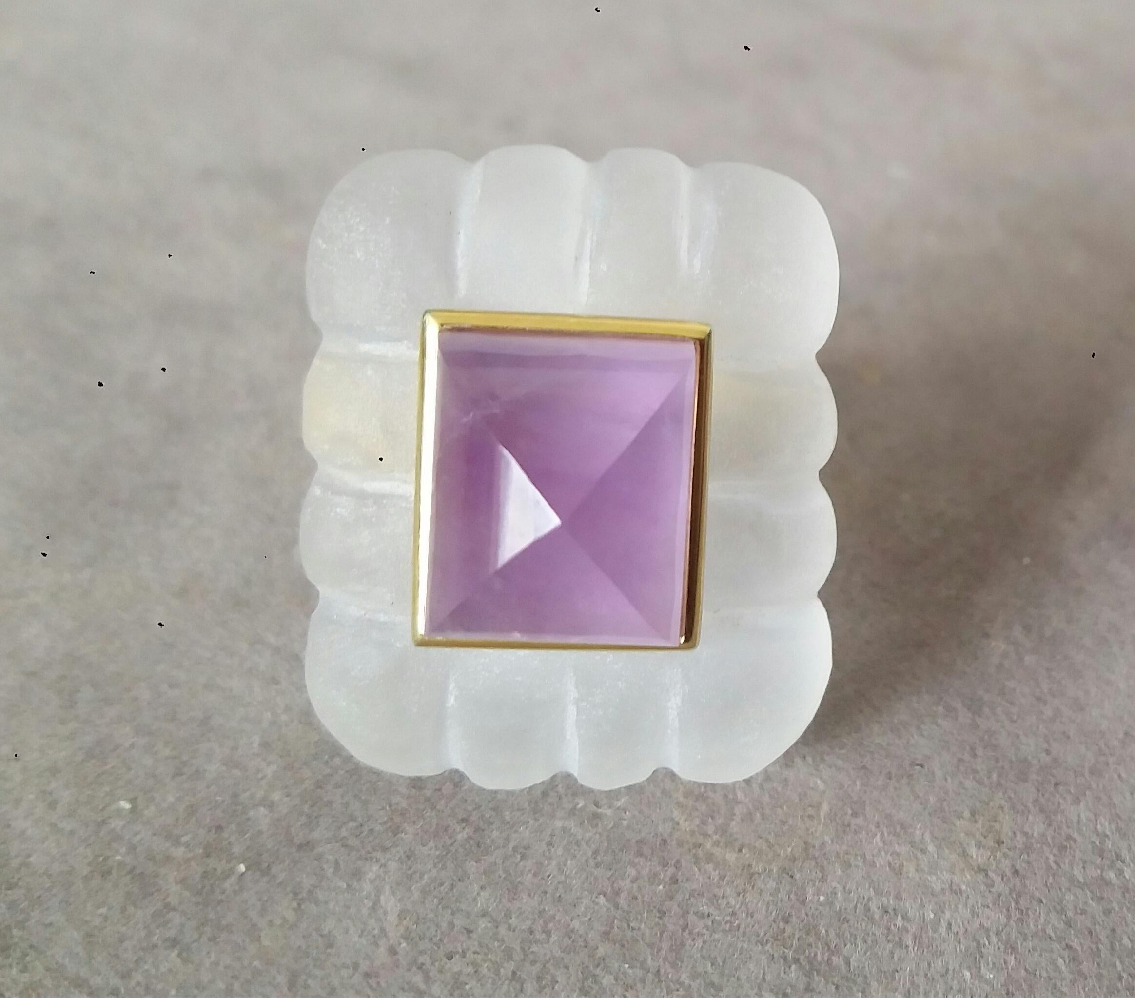 Bague unique avec un grand quartz gravé de forme rectangulaire mesurant 24 mm. x 29 mm x 10mm. et pesant 70 Carats avec une belle pyramide d'améthyste mesurant 10 mm x 12 mm sertie dans un chaton en or jaune 14 kt.  L'or jaune massif est maintenant