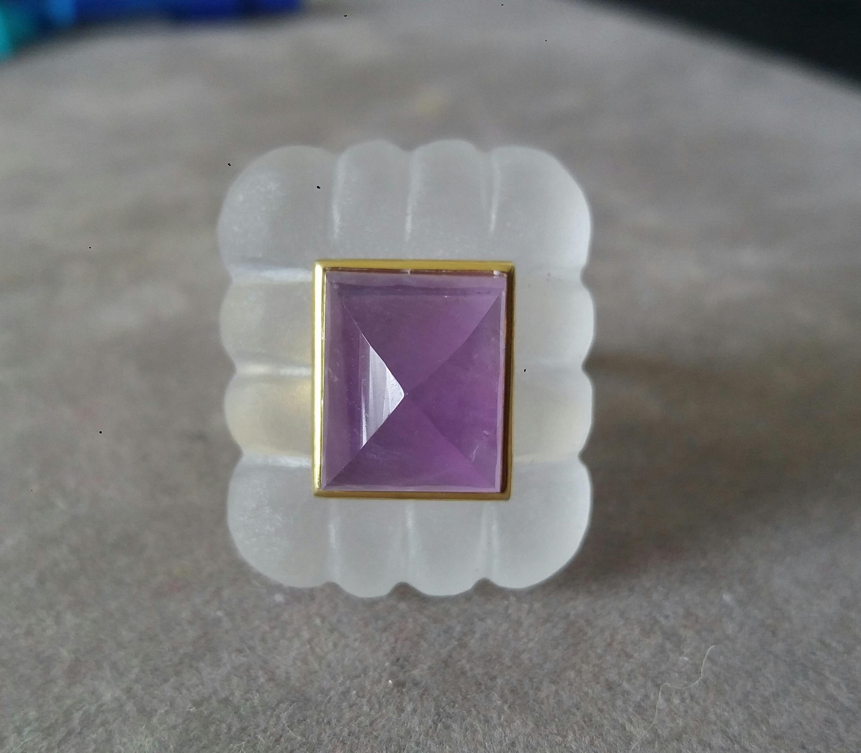 Taille mixte Quartz gravé Forme rectangulaire Améthyste  Pyramid en or jaune massif 14 carats en vente