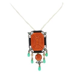 Brosche/Anhänger mit gravierter roter Koralle und Knopf, Diamanten, Smaragden, Achattropfen