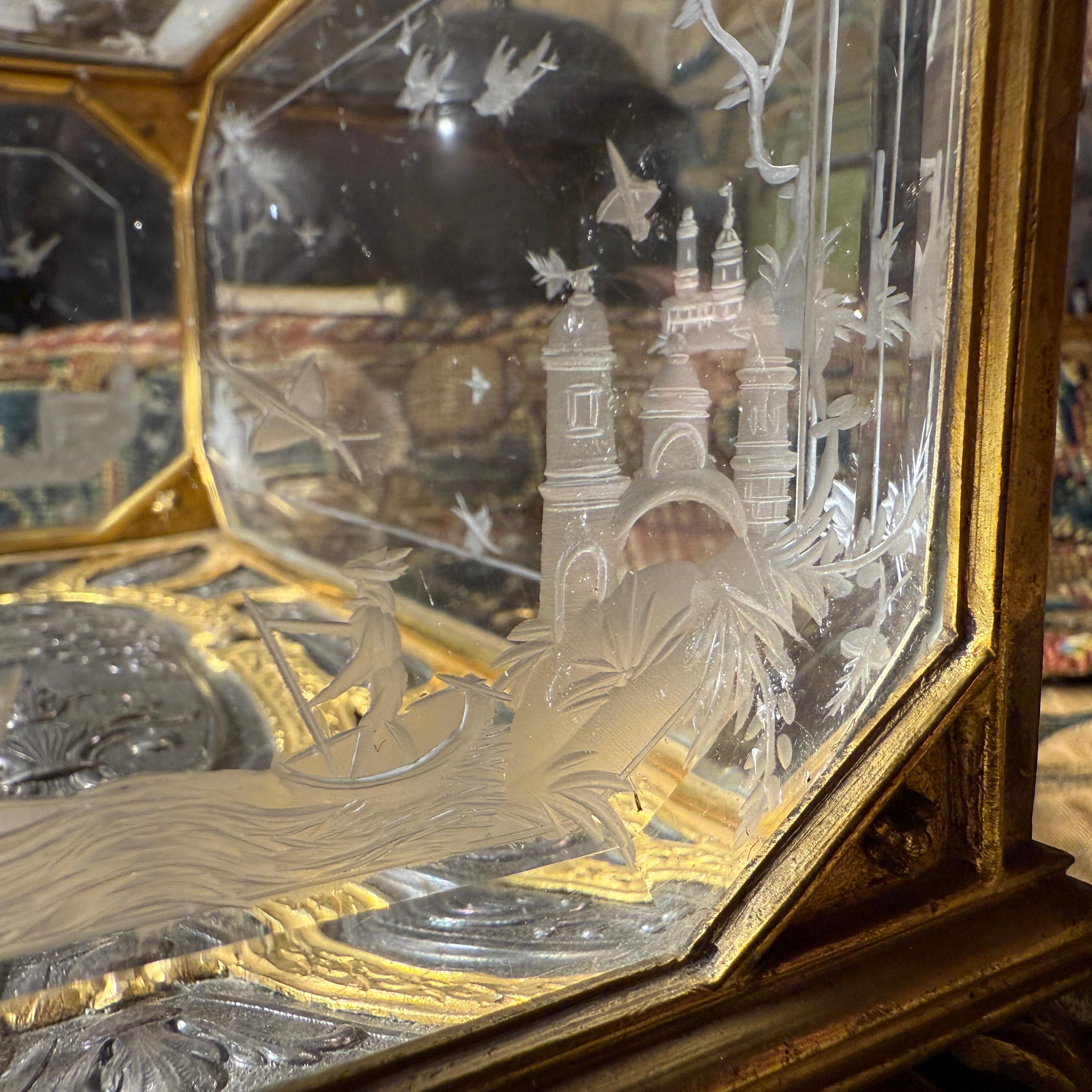 Cofre de cristal de roca grabado y bronce dorado con base en relieve de plata. en venta 6