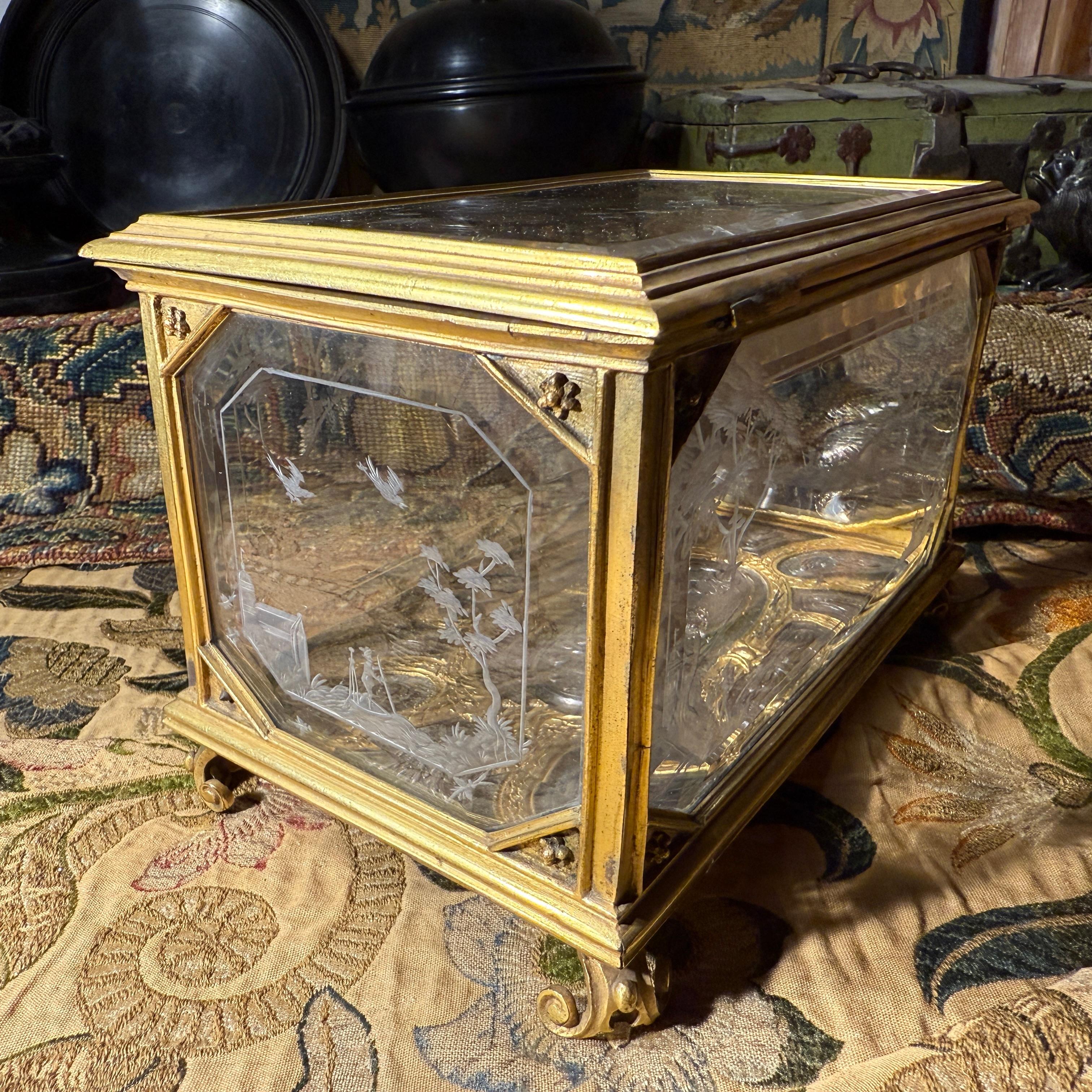 Cofre de cristal de roca grabado y bronce dorado con base en relieve de plata. en venta 7