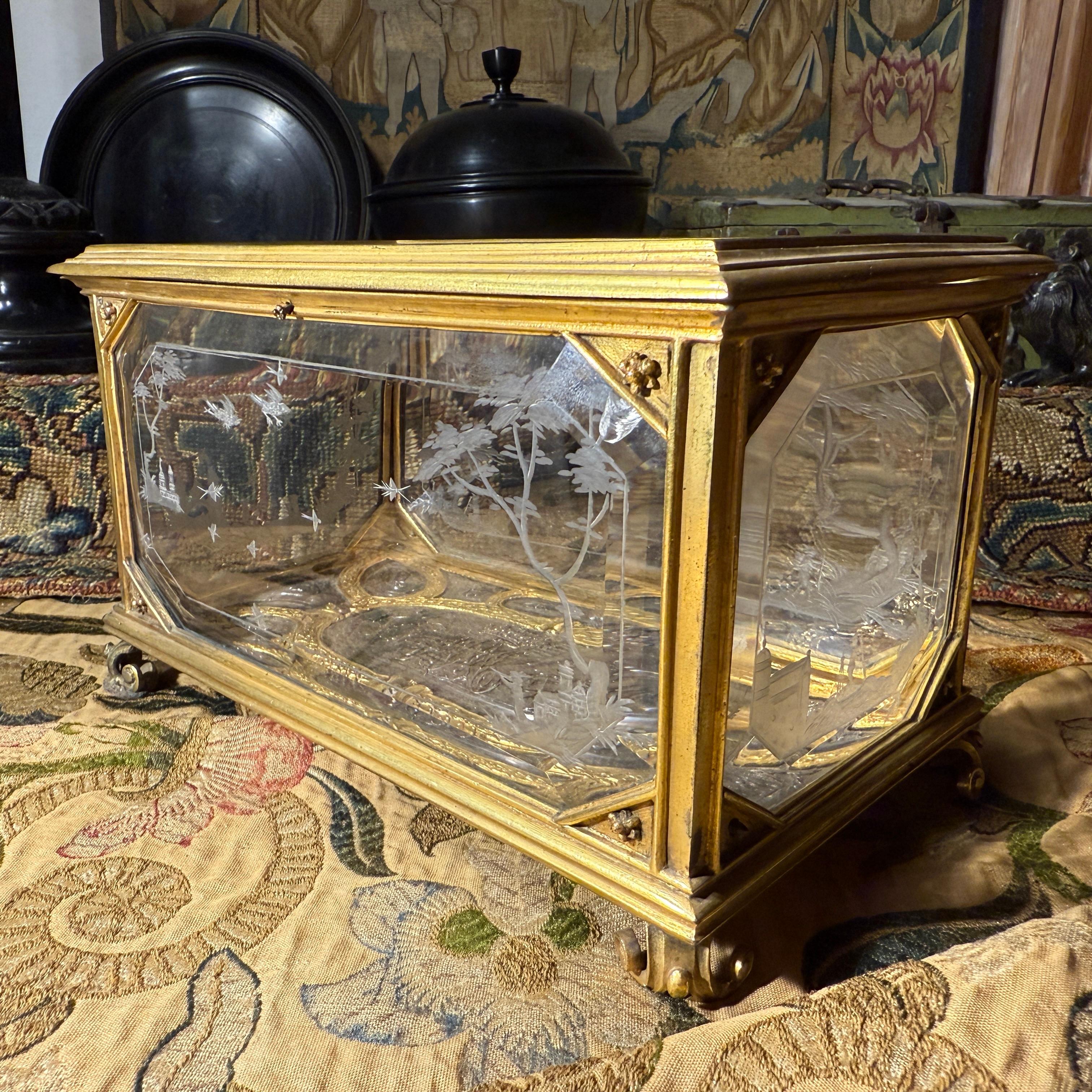 Cofre de cristal de roca grabado y bronce dorado con base en relieve de plata. en venta 8