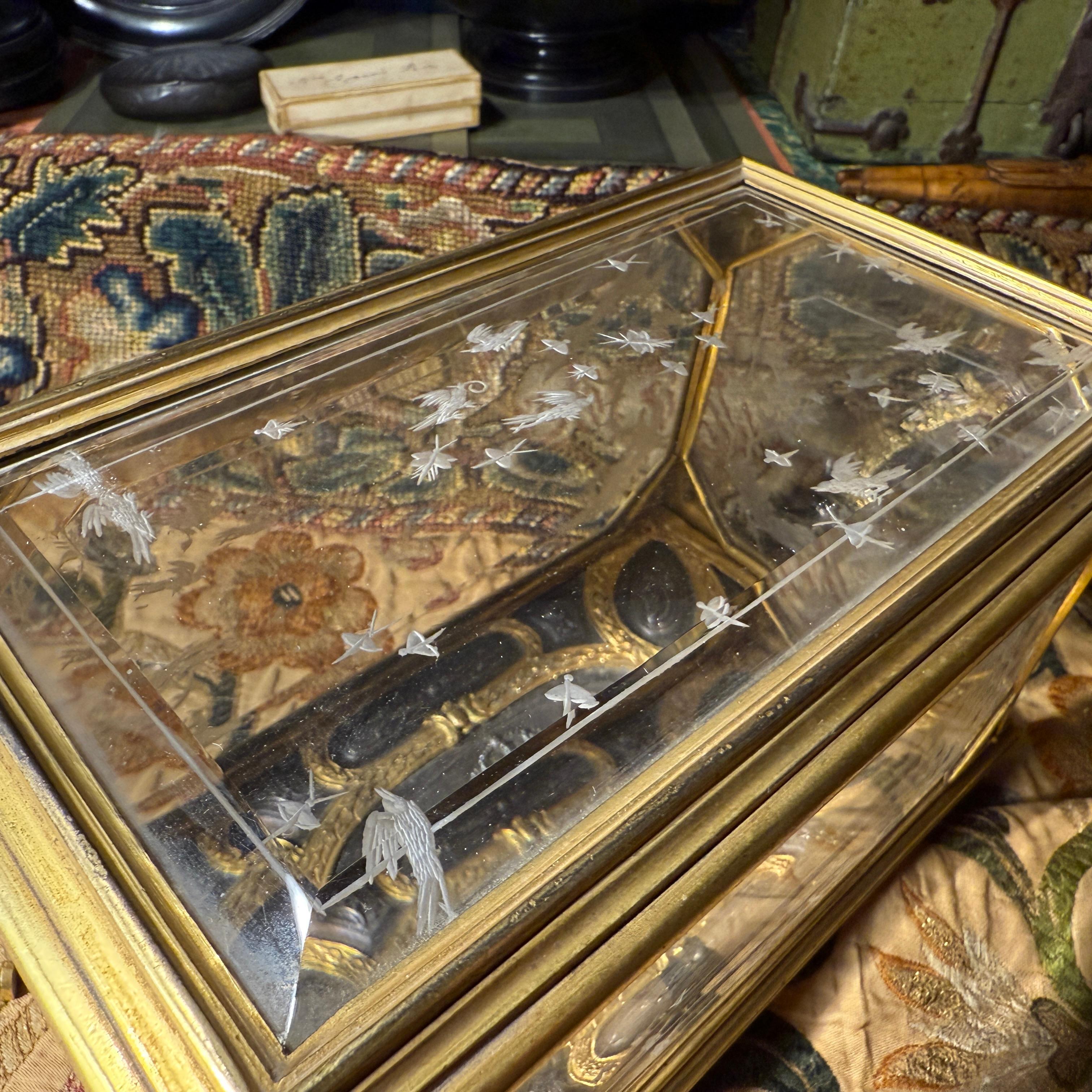 Cofre de cristal de roca grabado y bronce dorado con base en relieve de plata. en venta 9