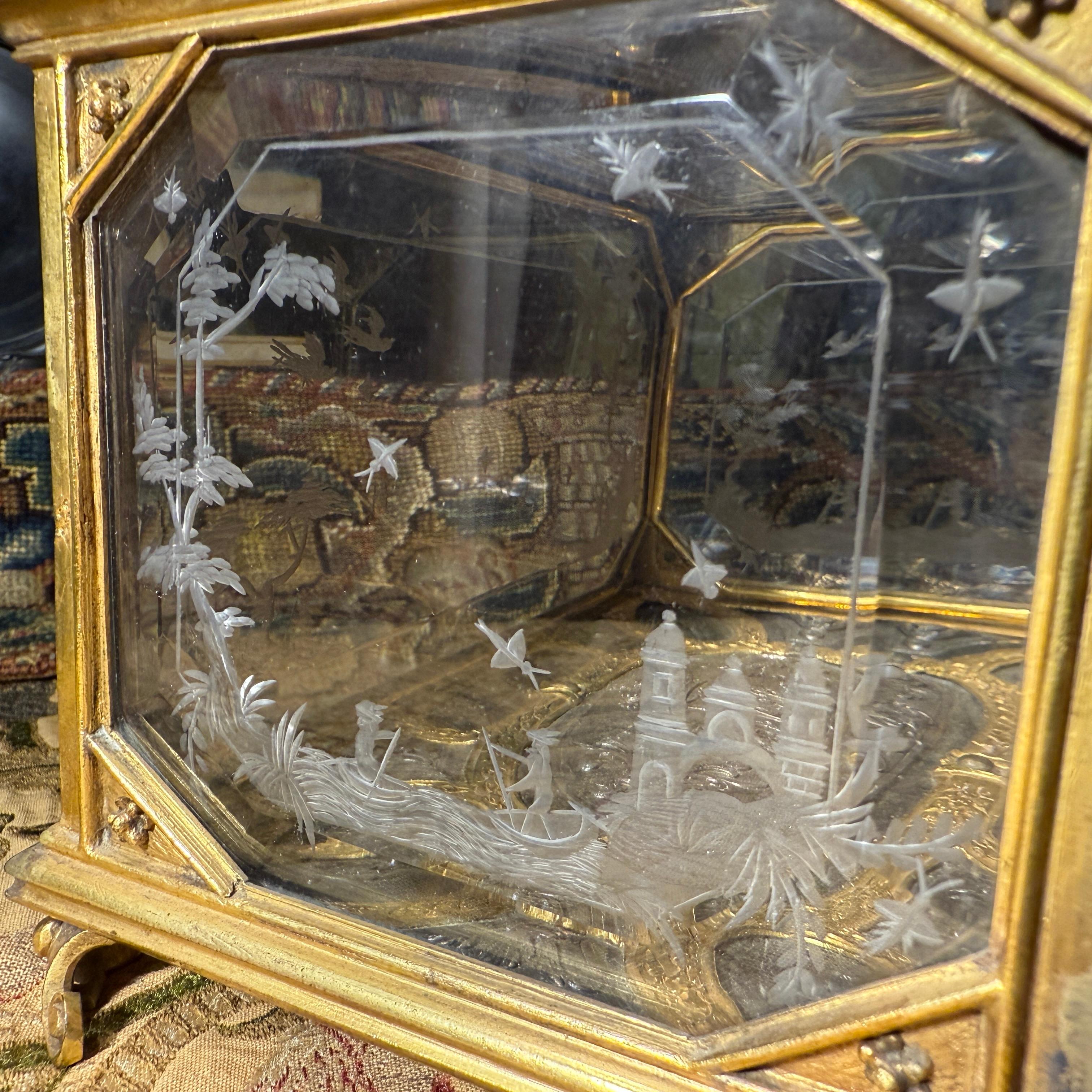 Cofre de cristal de roca grabado y bronce dorado con base en relieve de plata. en venta 10