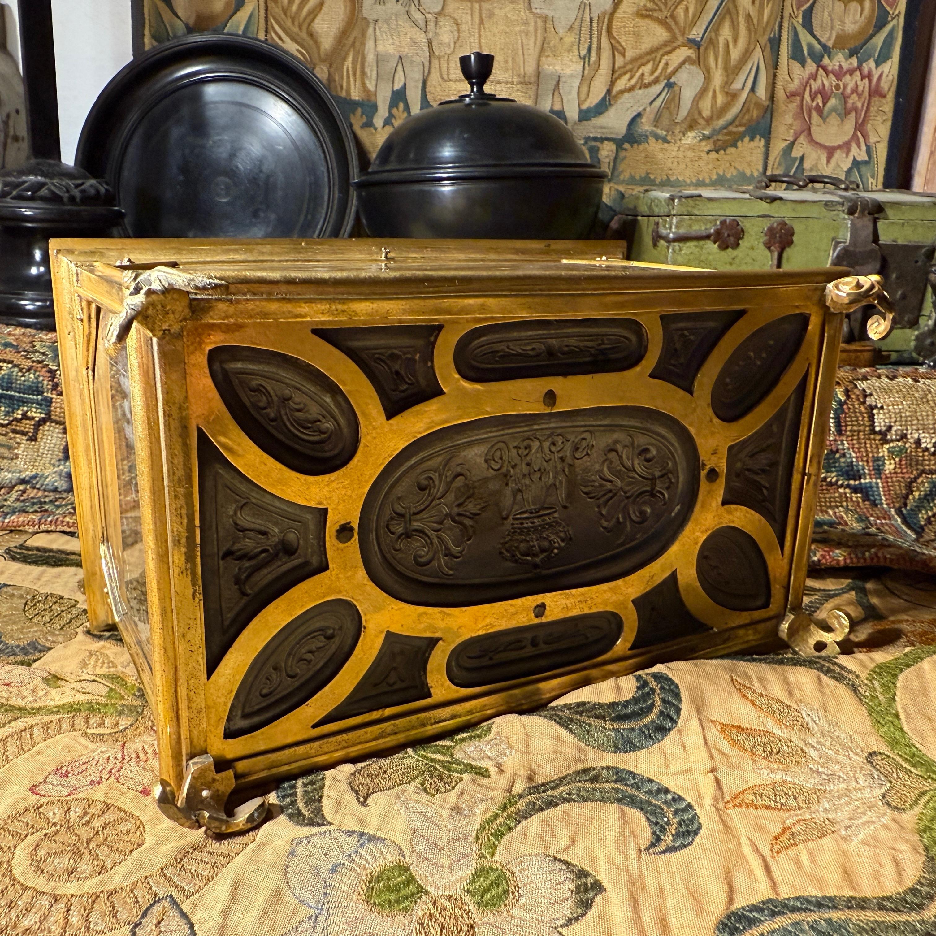 Cofre de cristal de roca grabado y bronce dorado con base en relieve de plata. en venta 11